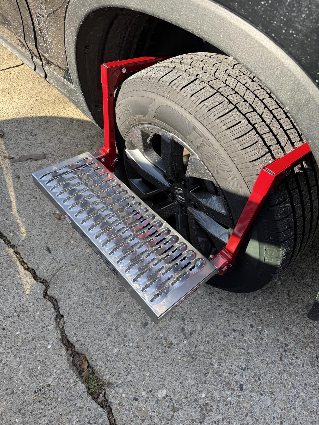 Powerbuilt Tire Step for Truck, SUV, Semi, Heavy Duty 300 lb. Capacity, Non-Slip 'Cheese Grater' Steel Surface, Adjusts to Fit Any Diameter Tire Up to 13 in. Wide, Folds Flat for Storage customer photo 1