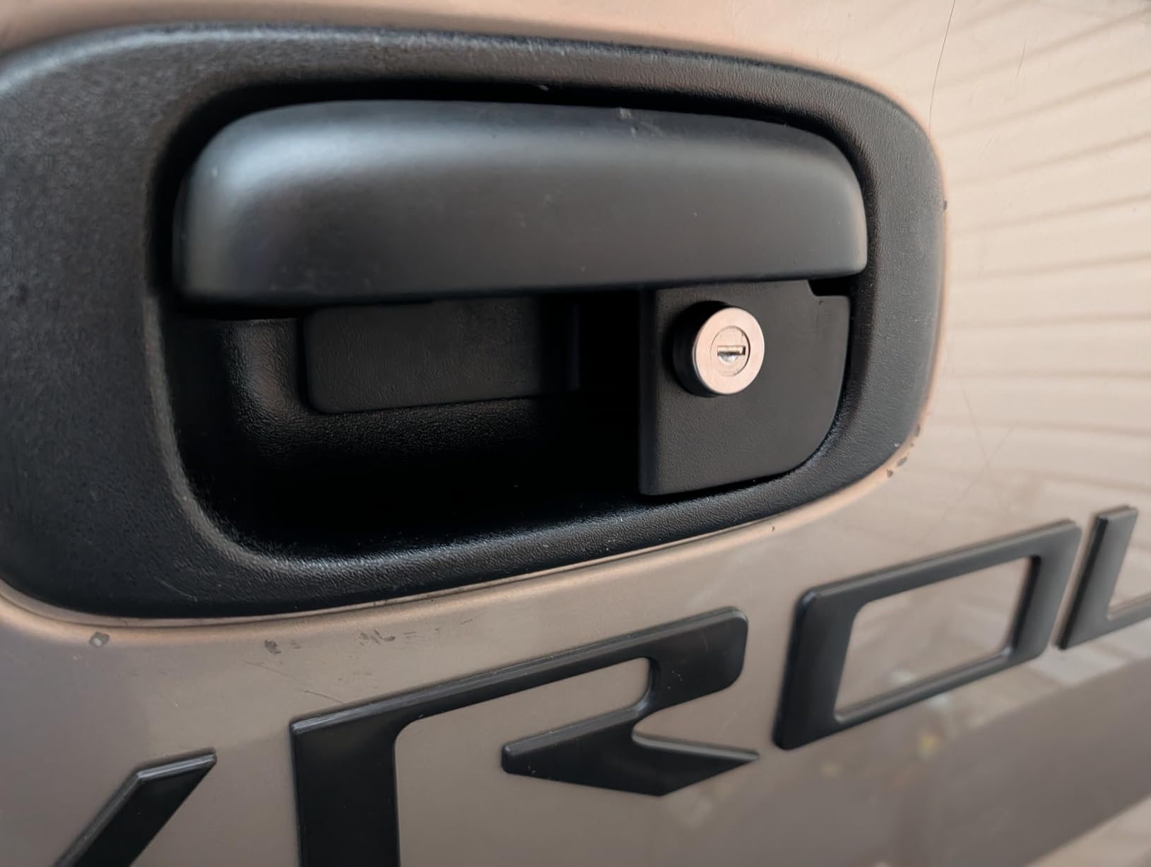 Pop & Lock - Manual Tailgate Lock for Chevy Silverado and GMC Sierra, Fits 1999 to 2007 Models (Black, PL1100) customer photo 1