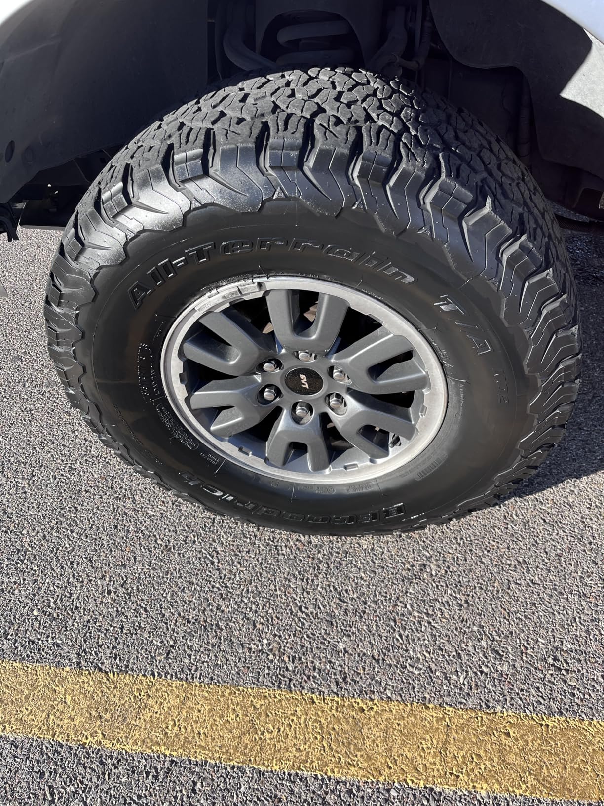 Meguiar's Hot Shine Tire Foam, High Gloss Tire Shine That Cleans, Shines, and Protects in One Step, Deep, Black Shine with Conditioners and UV Protection, 19 Oz Aerosol customer photo 2