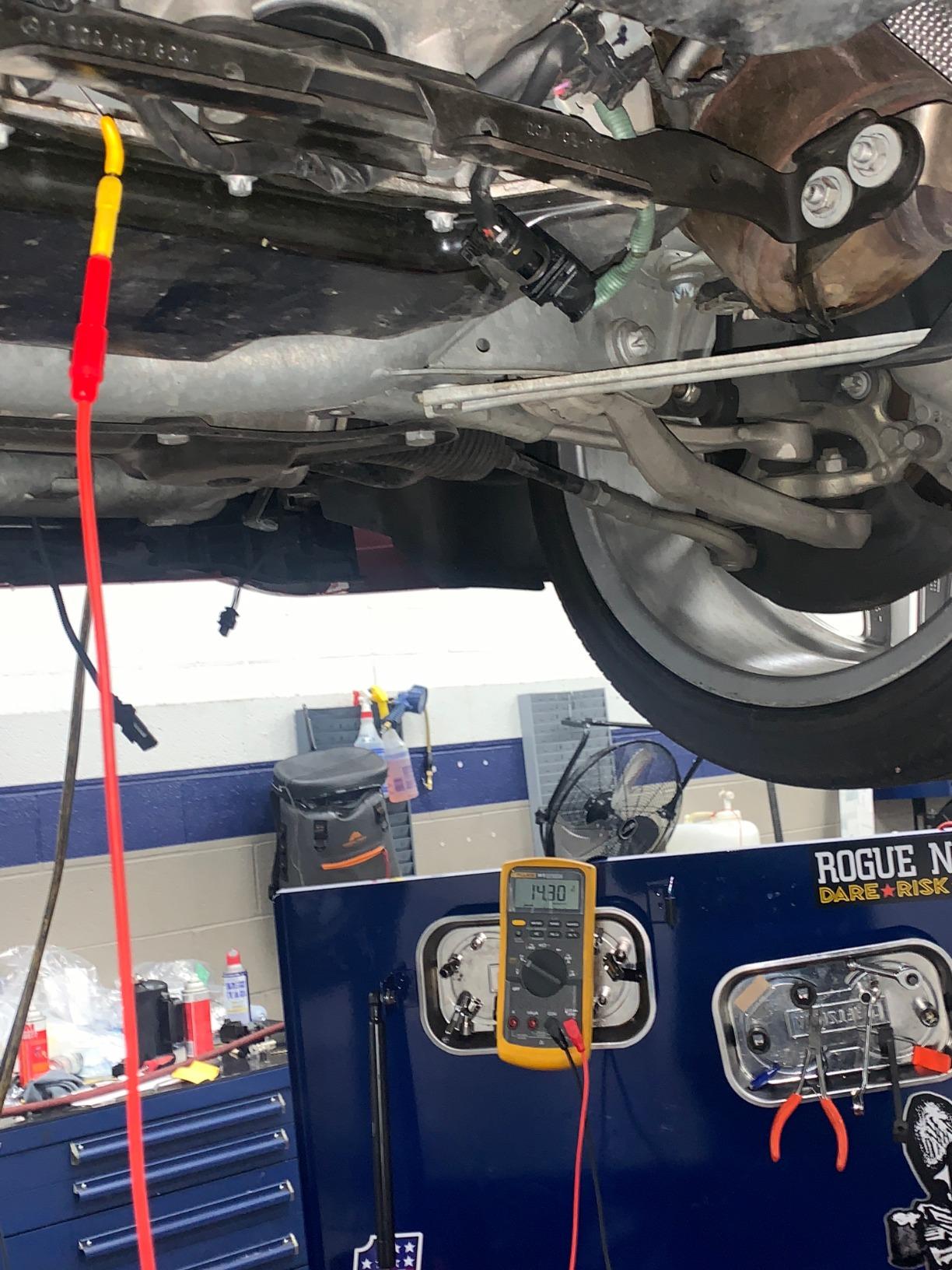 Fluke 88V Deluxe Automotive Multimeter, Troubleshoot Problems on Conventional and Hybrid Vehicles, Measures Pulse Width, and Duty Cycle customer photo 1