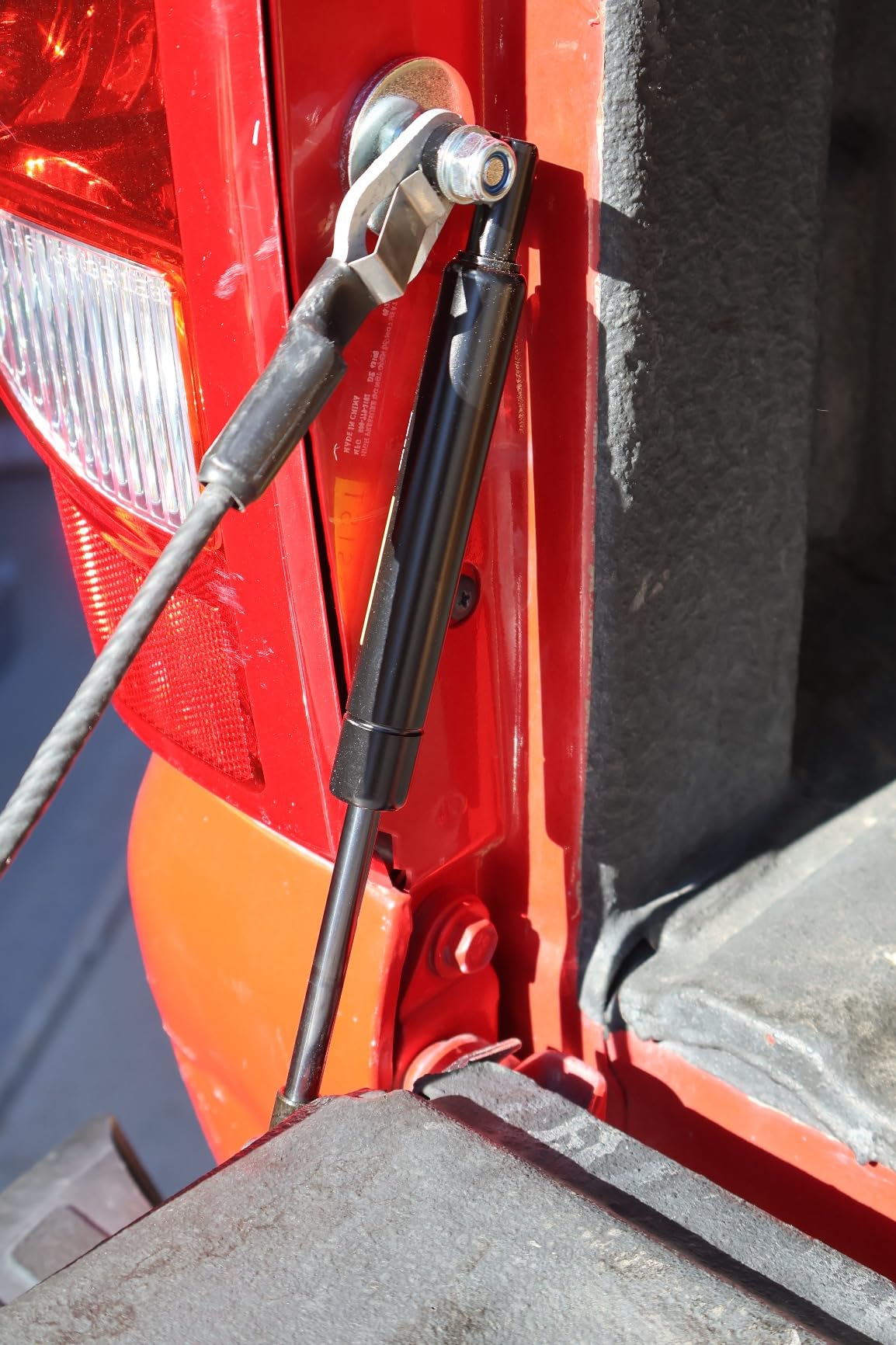 DZ43100 Tailgate Assist fits 99-06 Chevy/GMC & 07 Classic customer photo 1