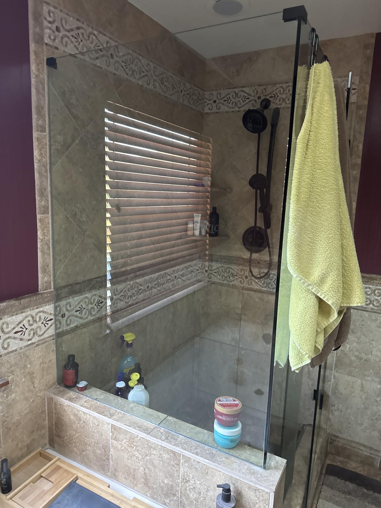 Invisible Glass 92194 Premium Glass and Window Cleaner for Auto and Home Cleans Glass, Windows, Mirrors, and More, Streak-Free, Ammonia-Free, Tint-Safe, 32 Fl Oz customer photo 1