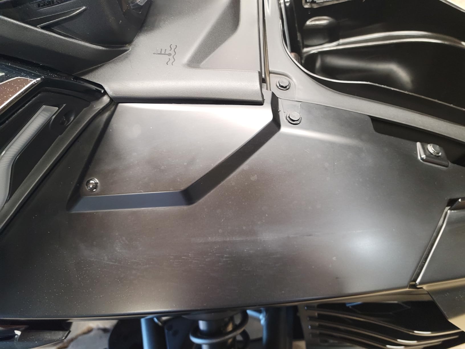 Meguiar's Mirror Glaze M105 Ultra-Cut Compound, Pro-Grade Car Compound for Removing Scratches and Heavy Swirls, Restores Gloss and Clarity, Car Guy Gifts for Men and Women Who Love to Detail, 8 Oz customer photo 1