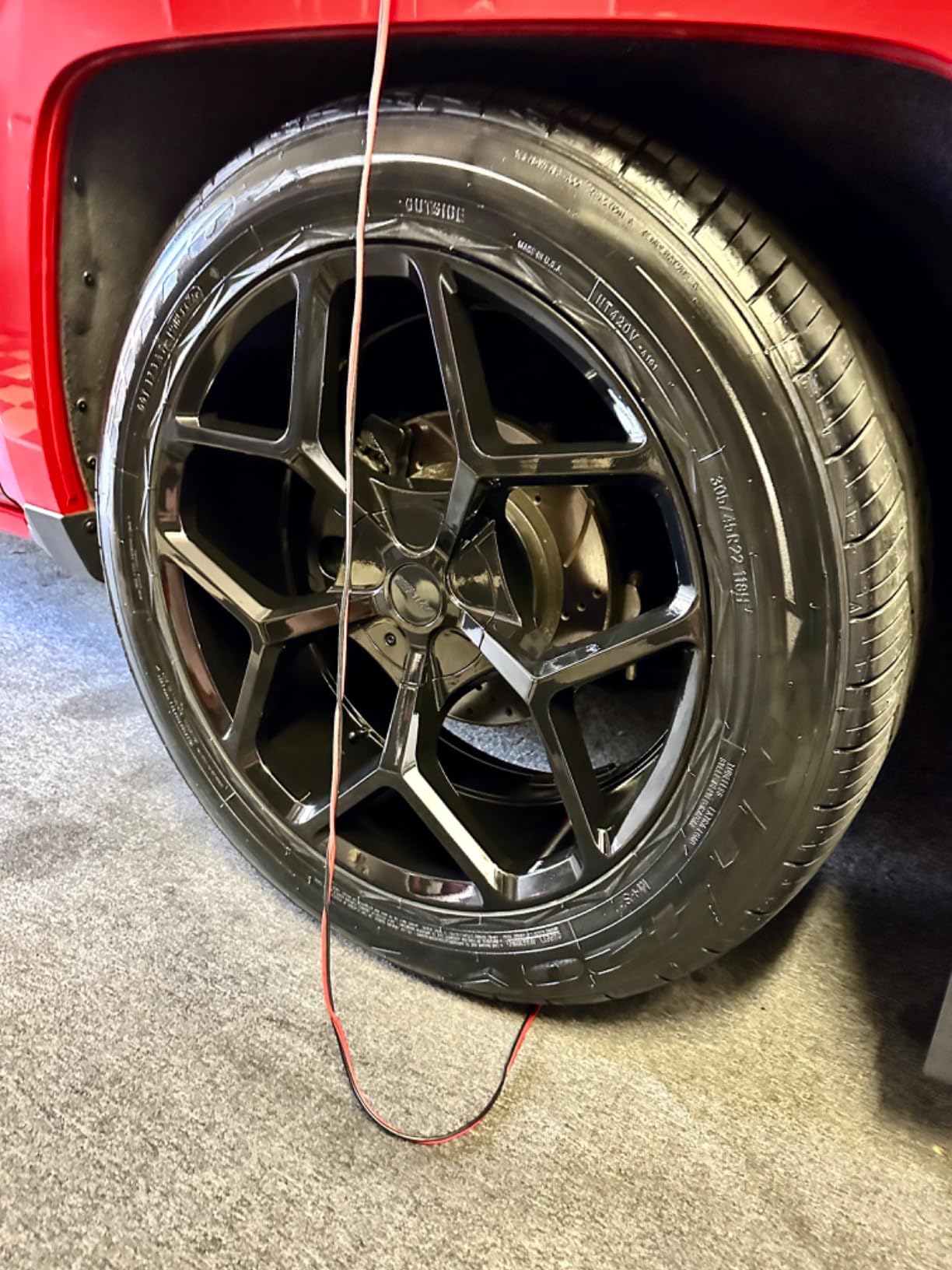 SONAX Tire Gloss Gel 235200 | Long-Lasting Rubber Conditioner for a Semi-Gloss finish on Tires | Deep Black Revitalization with Silicone Protection | 500ml customer photo 1