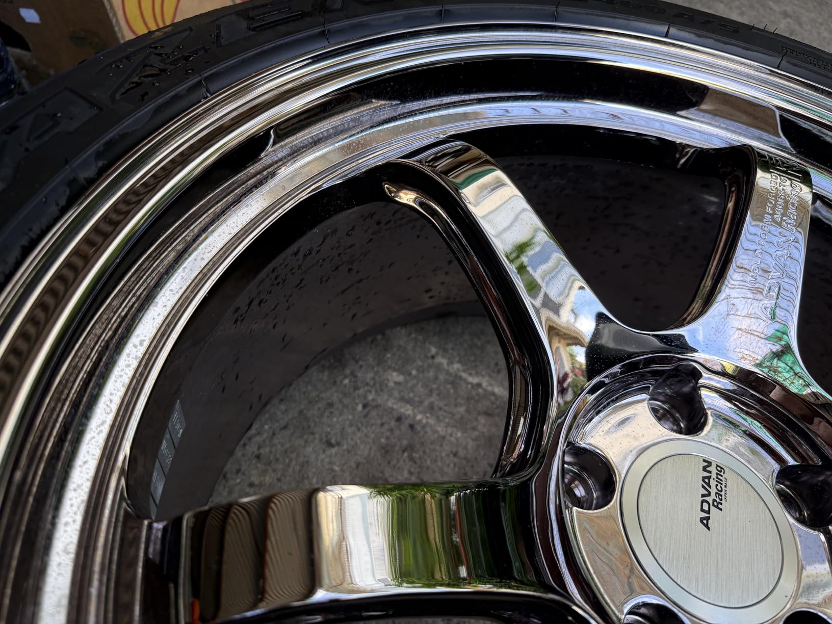 Mothers California Gold Chrome Polish, 12 oz. - Cleans & Brightens Chrome Bumpers, Wheels, Trim & Accessories, Protects Against Fingerprints, Rust & Corrosion, Safe on Glass & Mirrors (05212) customer photo 1