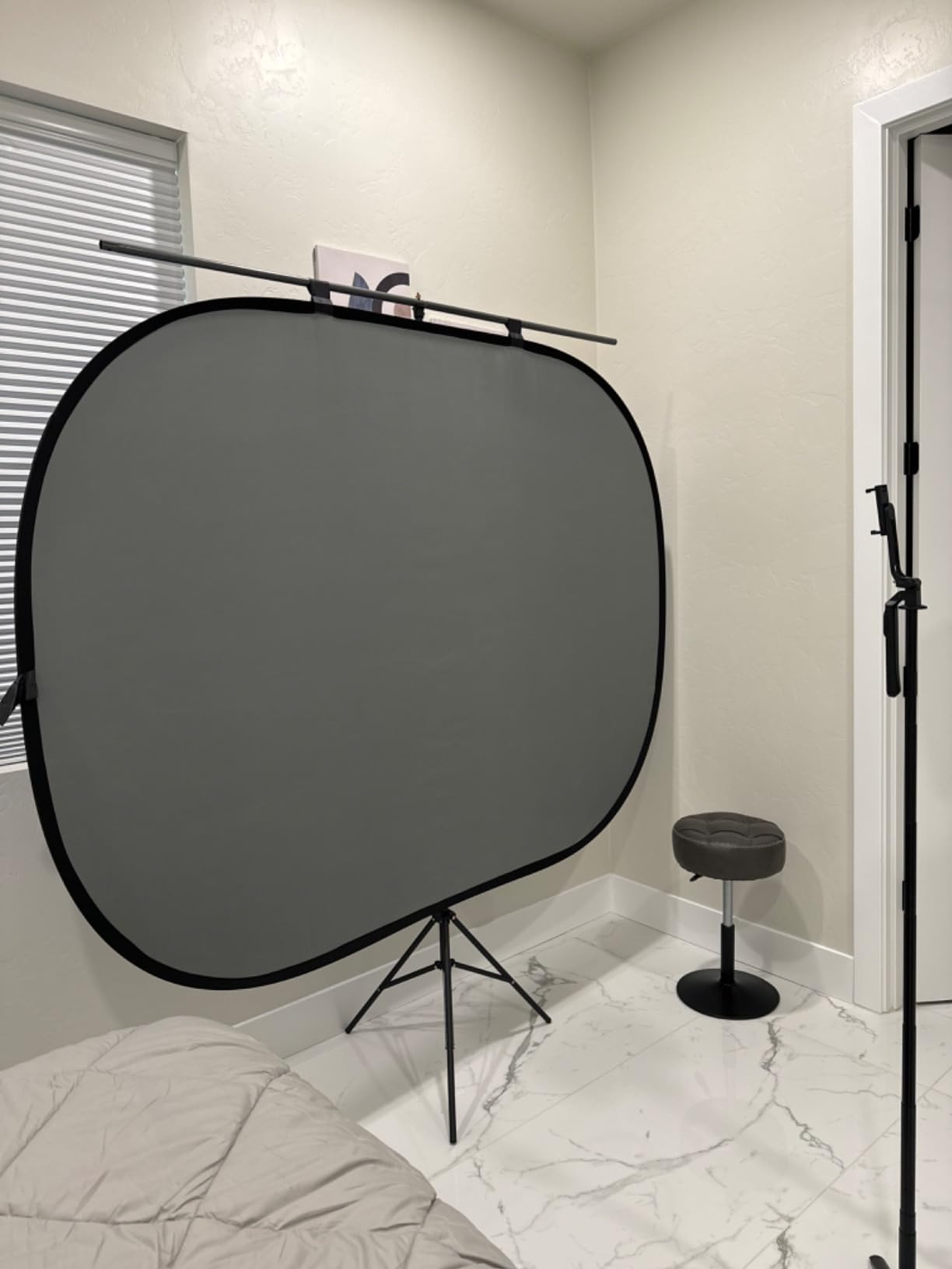 NEEWER Chromakey Backdrops, Double Sided Green Screen and Blue Screen, 2 in 1 Collapsible and Reversible Background for Photography, Gaming and Live Streaming, 5'x6.6'/1.5mx2m (Green/Blue) customer photo 2