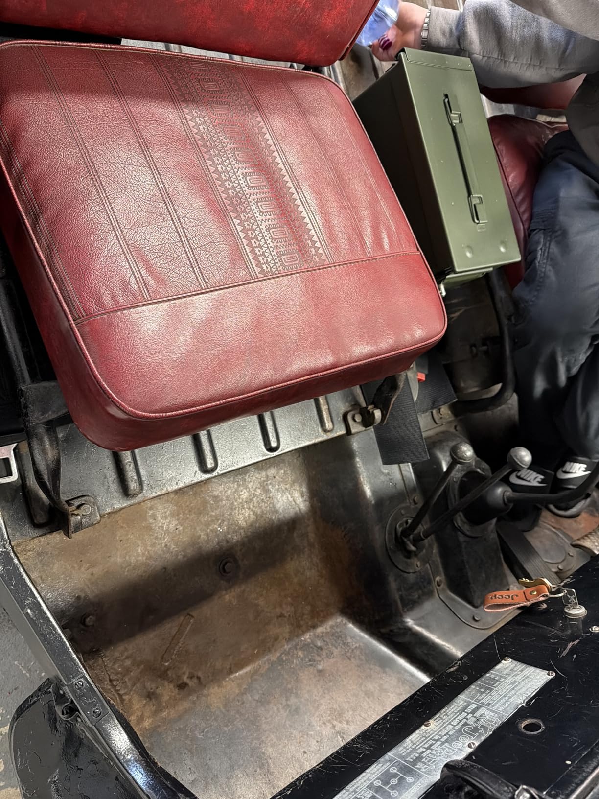 SM Arnold (65-201) Leather, Carpet, Vinyl & Hard Plastic Refinisher, Beige - 11 oz. customer photo 1