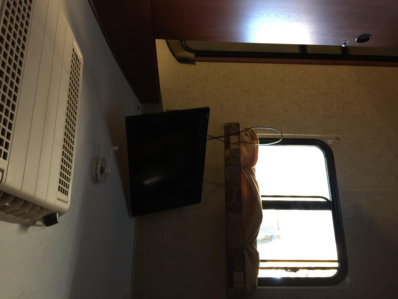 Mount-It! Locking RV TV Mount with Dual Wall Plates & Quick Release | Full Motion Rust-Resistant Aluminum Arm for Indoor & Outdoor Use in Camper, Trailer, RV | 13-42 Inch Screens, VESA 200 Compatible customer photo 2