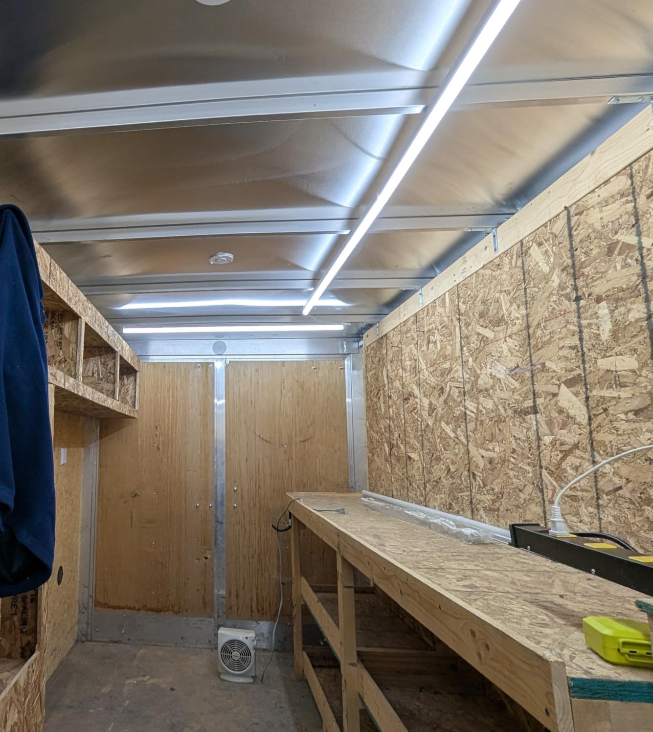 Barrina 6 Pack LED T5 Integrated Single Fixture, 4FT, 2200lm, 6500K Super Bright White, 20W Utility LED Shop Light customer photo 1