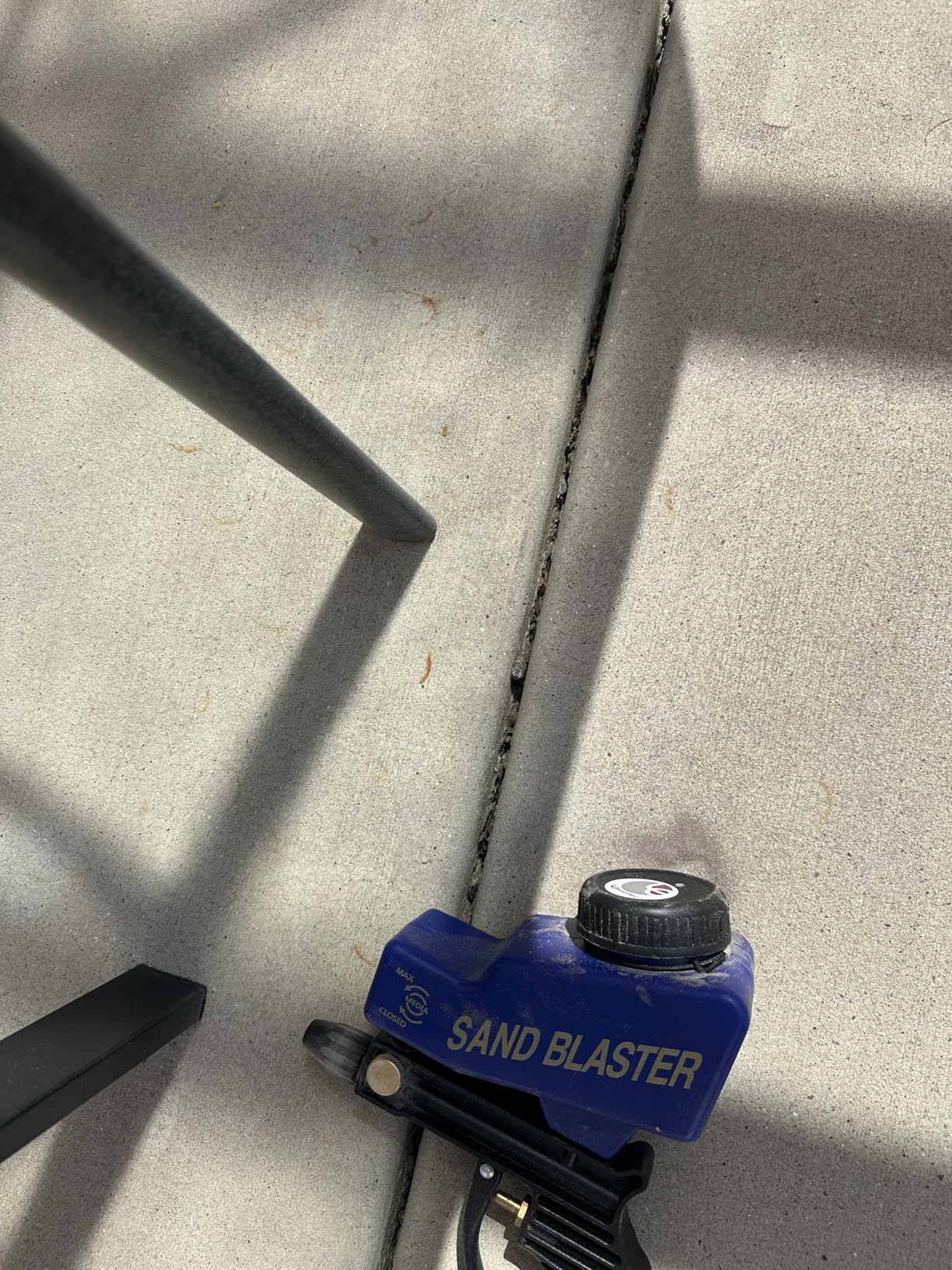 LE LEMATEC Portable Sand Blaster Gun Pro Kit (Pistola de Arena) - Premium Rust & Paint Removal for Auto, Patio & Furniture Restoration - Ceramic Nozzle - Optimized for 90 PSI 4 CFM Compressors customer photo 1