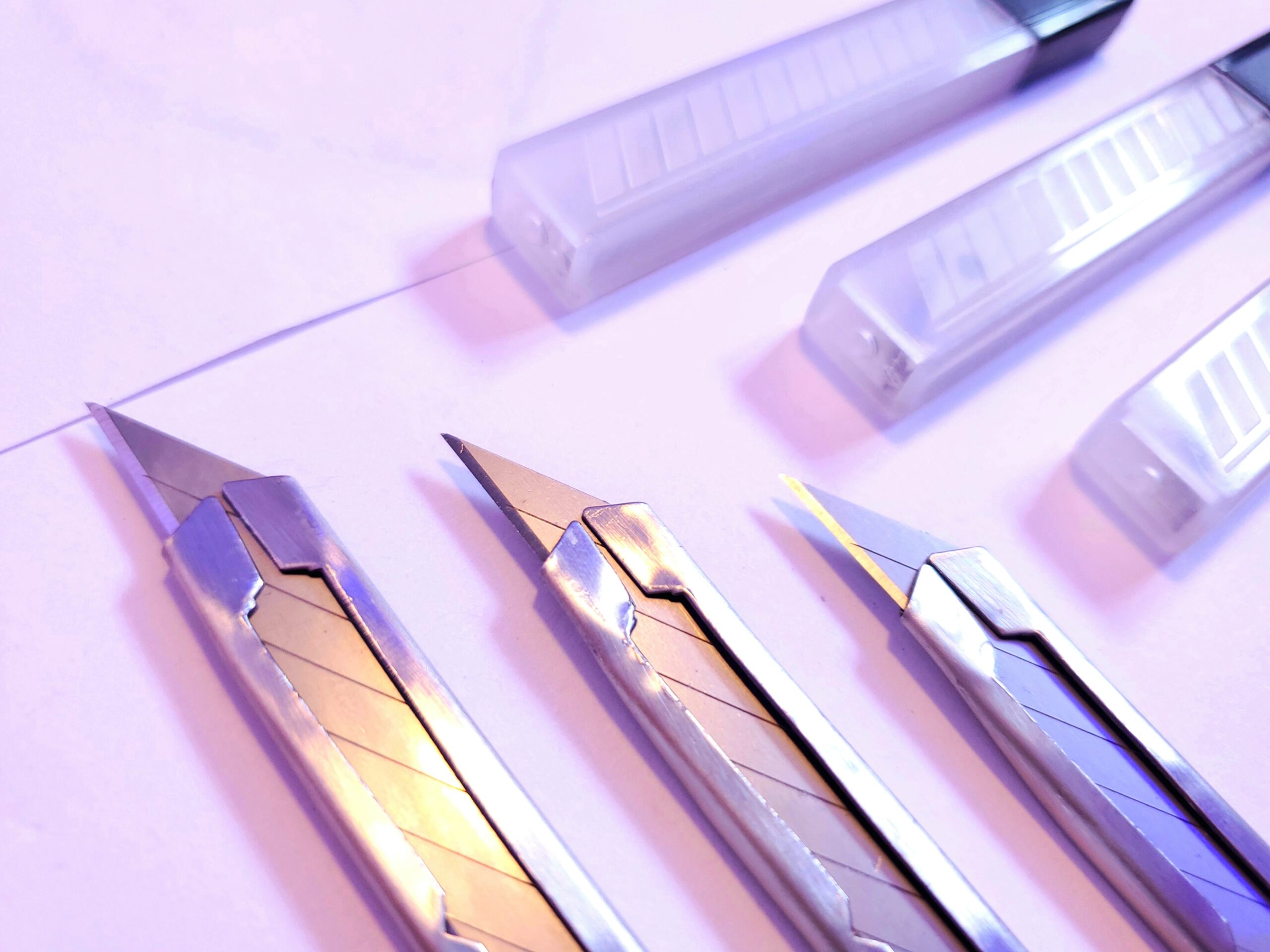 FOSHIO Utility knife Retractable with 30 Degree Snap Off Blade 9MM Box Cutter Knife, Office Vinyl and Paper Cutting Craft Knives, Pack of 3 customer photo 2