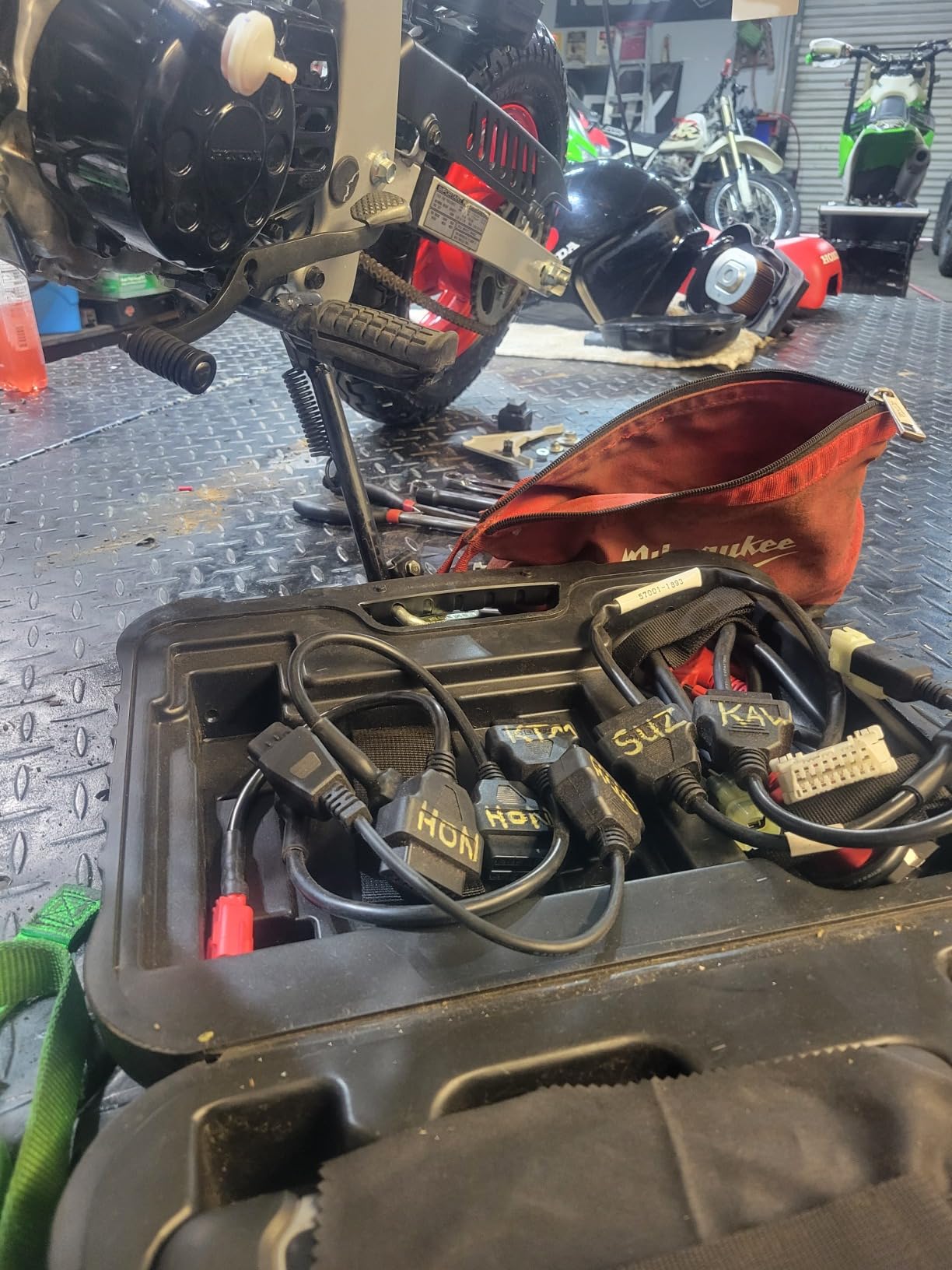 Autel Scanner MaxiCOM MK808S: 2026 Bidirectional Tool as MK808BT Pro MX808S M808Z, Work as MaxiCheck MX900 MK900BT, 28+ Service, Active Test, All System Diagnose, Injector Coding, FCA Autoauth OS 11 customer photo 1