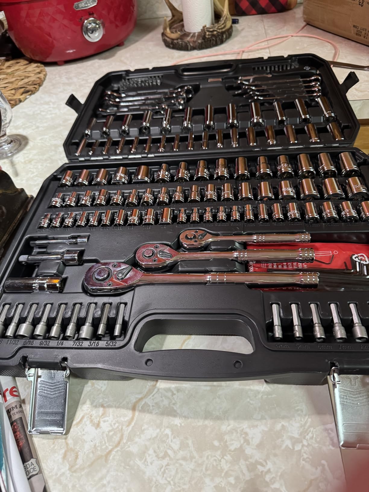 Amazon Basics 201-Piece Mechanic's Socket Tool Set With Case, SAE and Metric Sizes, Chrome-Vanadium Steel, Portable customer photo 2