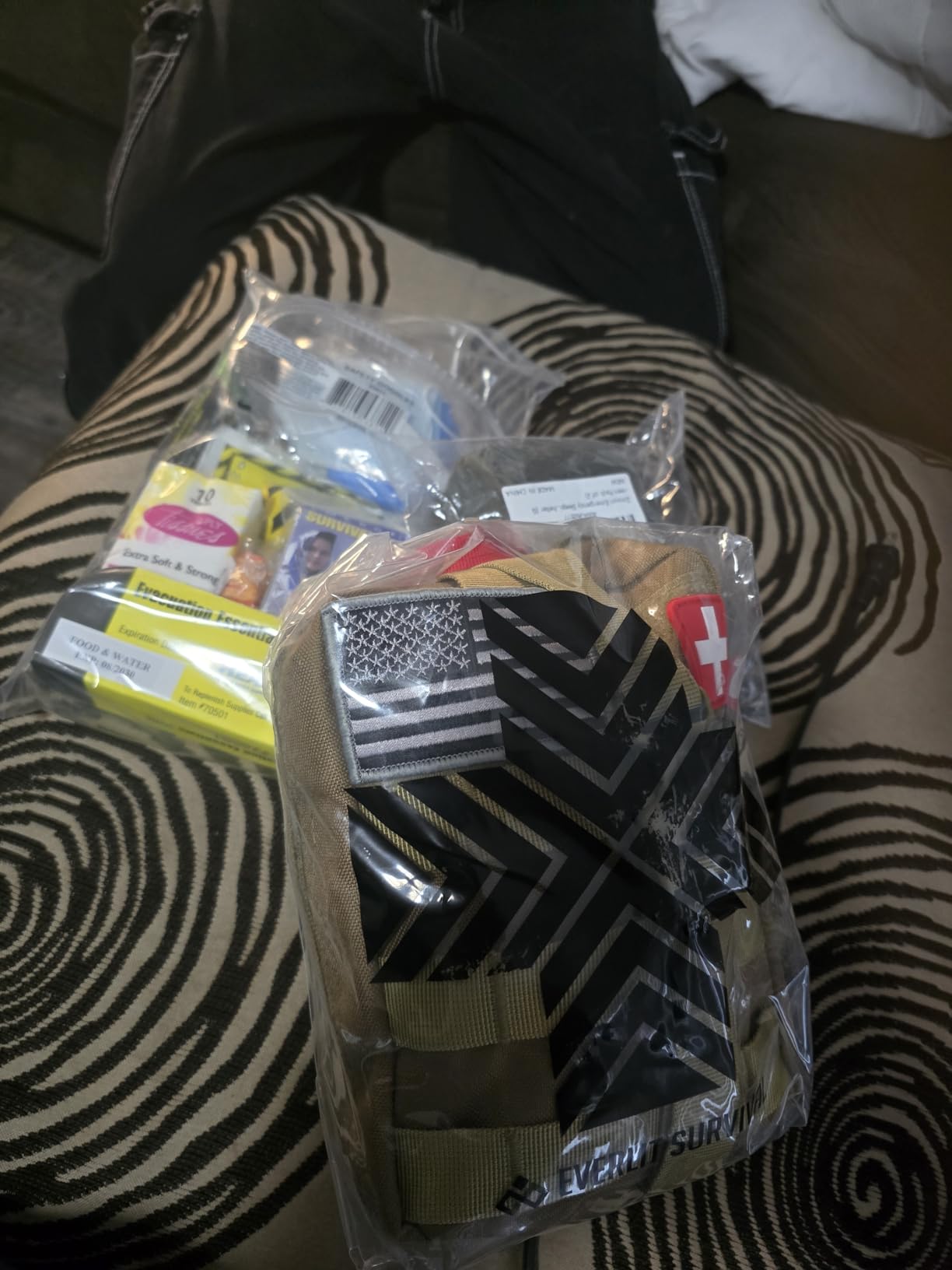 EVERLIT 250 Pieces Survival First Aid Kit IFAK EMT Molle Pouch Survival Kit Outdoor Gear Emergency Kits Trauma Bag for Camping Boat Hunting Hiking Home Car Earthquake and Adventures customer photo 1