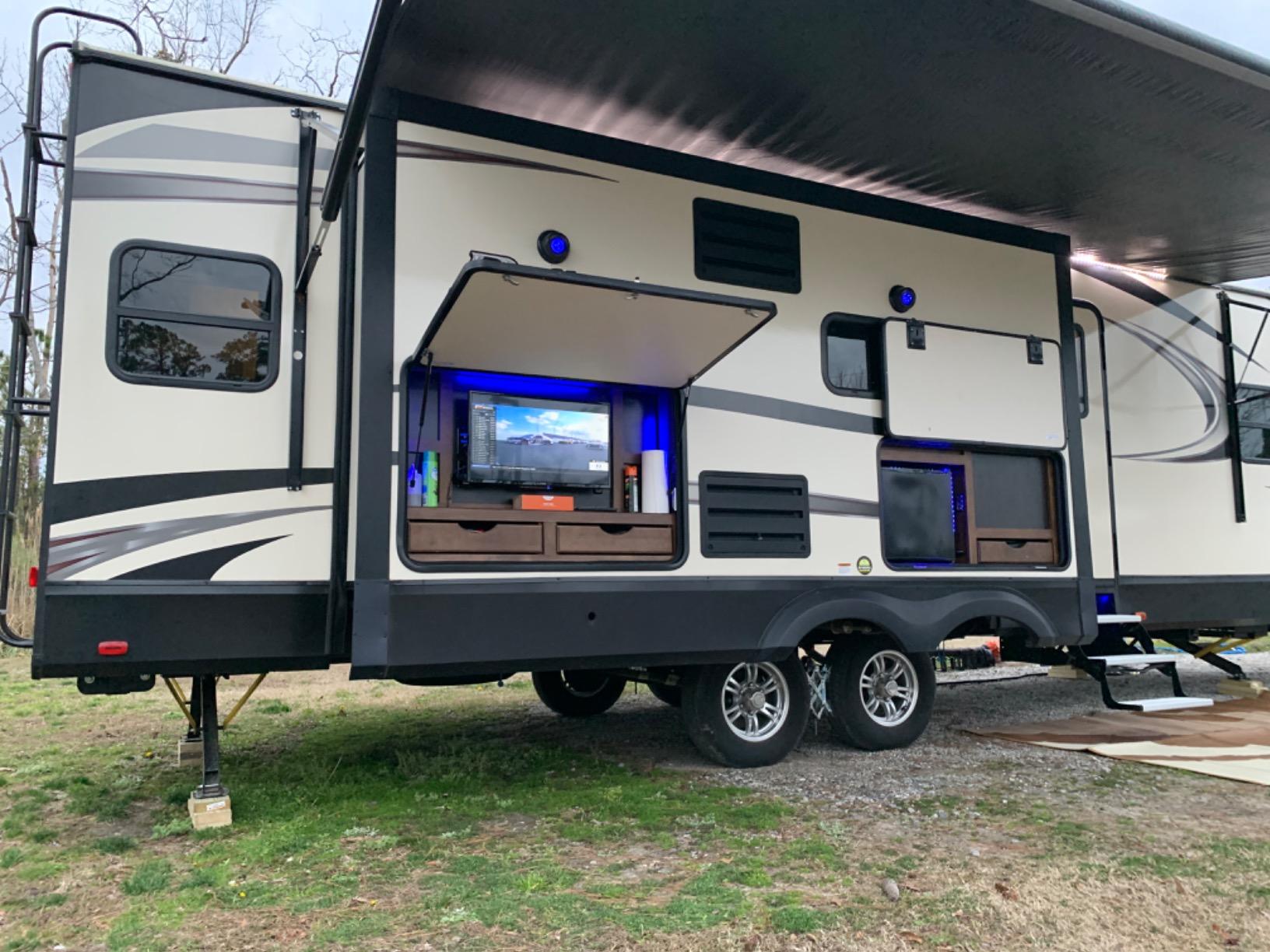 Mount-It! Lockable RV TV Mount 23-43 Inch, Full Motion RV TV Wall Mount for Camper & Travel Trailer, Quick Release Locking Arm RV TV Bracket, VESA 75x75-200x200, 77 lb customer photo 1