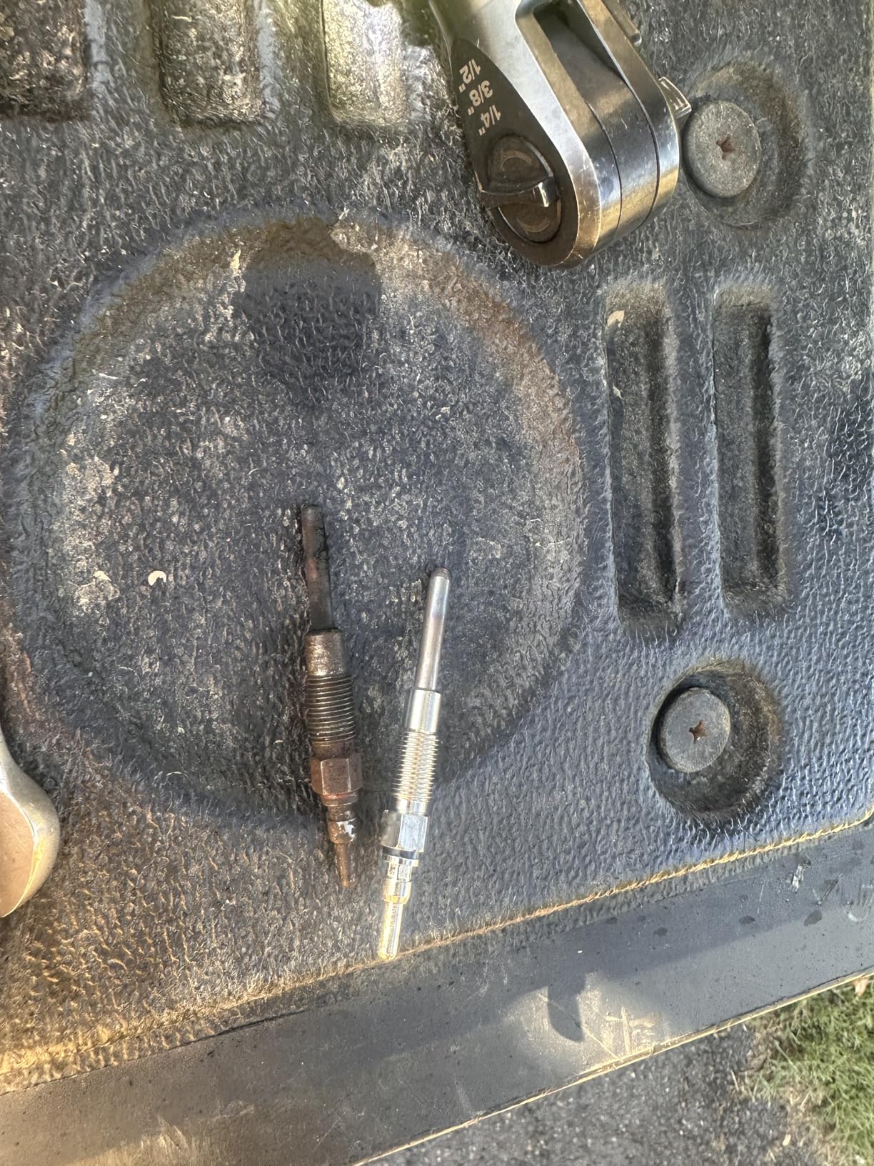 Diesel Glowplugs Glow Plugs Replacement for Ford 1988-1994 IDI (Indirect injection) 7.3 7.3L F350 F250 E250 E350 (Set of 8) F2TZ12A342A Replacement for Motorcraft ZD9 customer photo 1