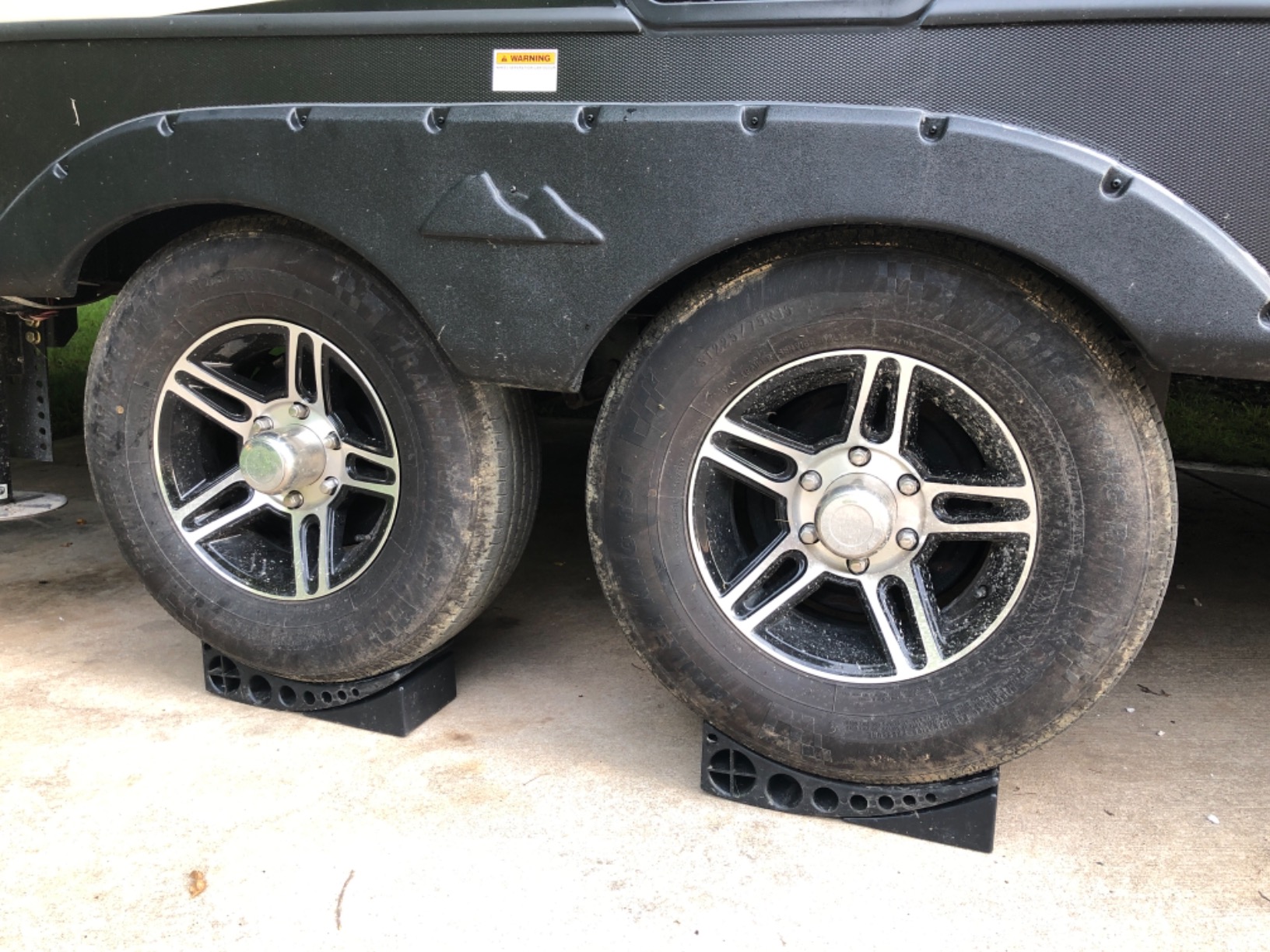 Beech Lane Camper Leveler 2 Pack with Carrying Bag - Precise Camper Leveling, Includes Two Curved Levelers, Two Chocks, Two Rubber Grip Mats, and A Carrying Bag, Patented customer photo 2