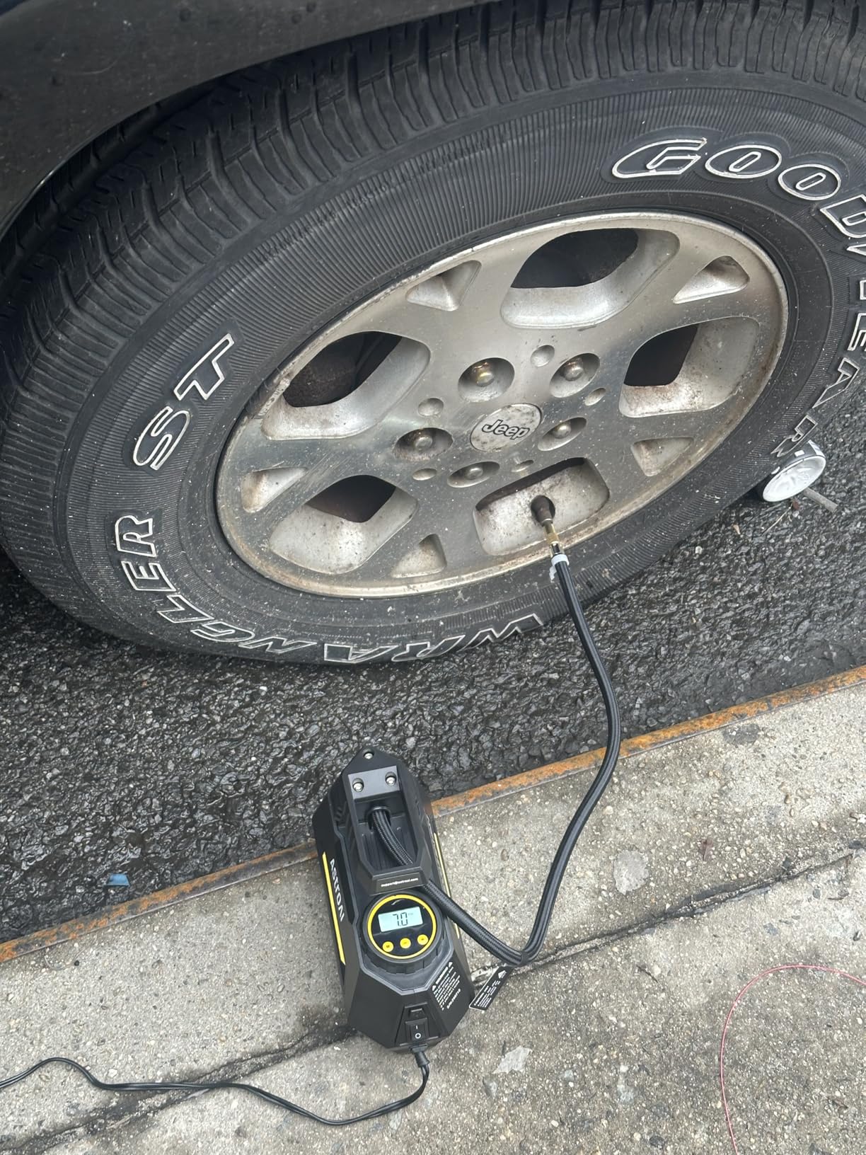 AstroAI AIRUN H Tire Inflator Portable Air Compressor Air Pump for Car Tires-Car Accessories, 9.8Ft Cord-12V DC-Powered Auto Pump with Digital Pressure Gauge, LED Light for Bicycle, Balloons, Yellow customer photo 1