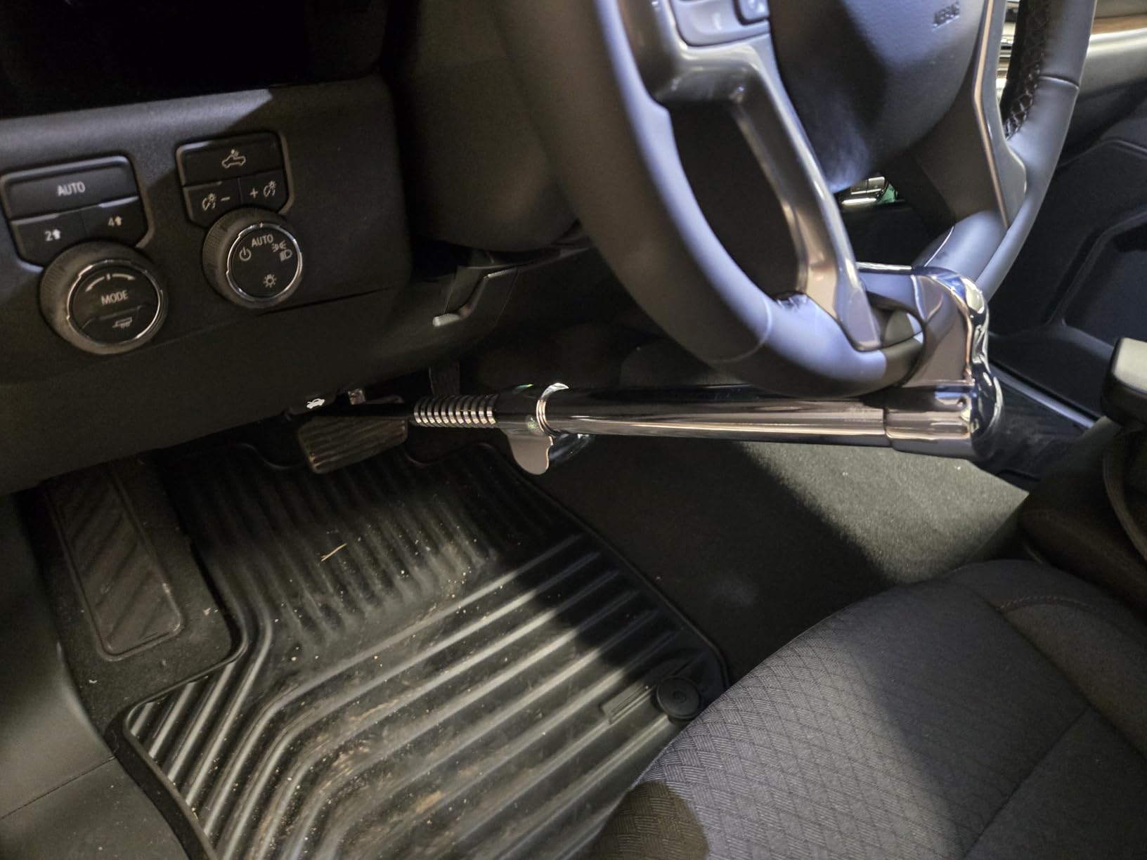 Tevlaphee Universal Steering Wheel Brake Lock Anti-Theft Retractable Double Hook Car Clutch Pedal Lock for Car Truck SUV Van Security with 3 Keys customer photo 2