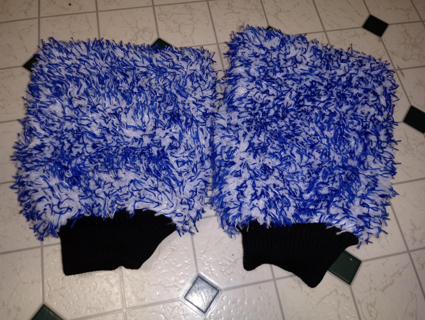 TAKAVU New Car Wash Mitt, 2 Pack Premium Cyclone Microfiber Washing Gloves, Holds Tons of Sudsy Water for Effective Washing, Machine Washable, Lint Free, Scratch Free (Blue) customer photo 2
