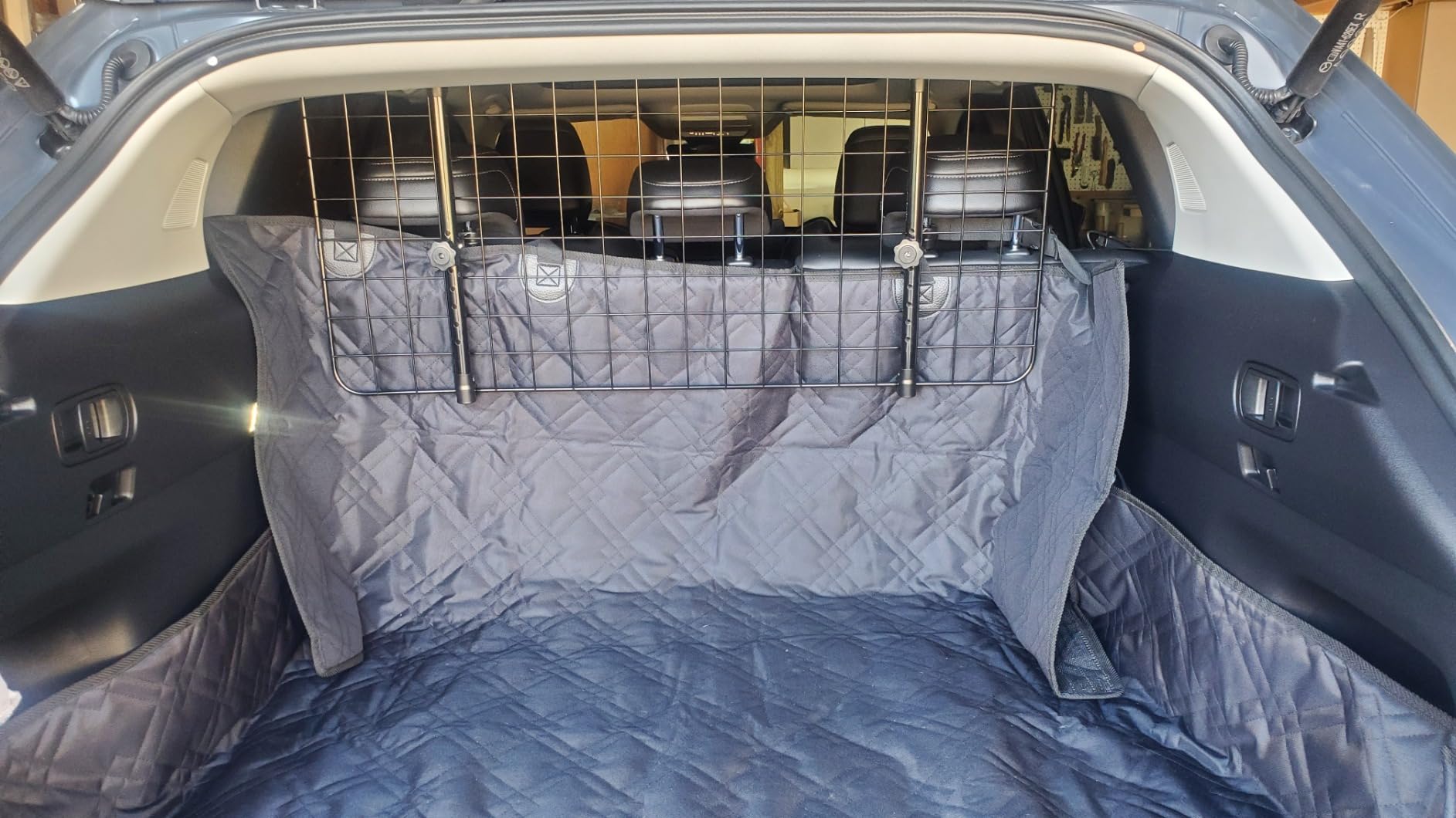 Amazon Basics Adjustable Dog Car Barrier for Vehicles, 59.72 x 5.20 x 16.46 in, Black customer photo 1