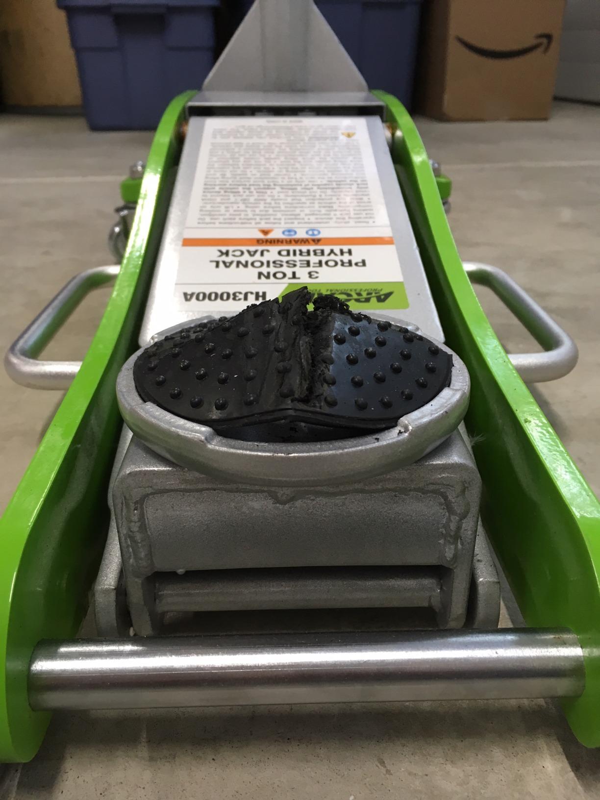 ARCAN 3-Ton Hybrid Aluminum and Steel Low Profile Floor Jack, Model A20004 customer photo 1