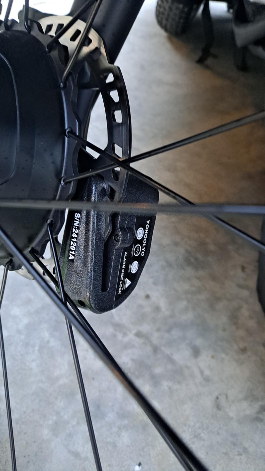 YOHOOLYO Alarm Disc Lock Motorcycle Disc Brake Lock Anti-Theft Waterproof 110 dB 7mm Pin 5ft Reminder Cable for Motorcycles Bike Scooter Carry Pouch (Red) customer photo 1