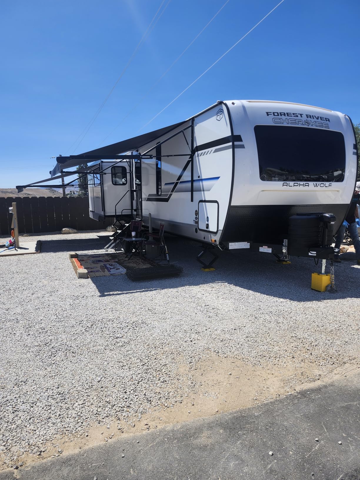 Camco Fasten RV Leveling Blocks - Features Interlocking Design for Customizable Height - Carrying Handle Twists to Secure Blocks for RV Storage - 8.5