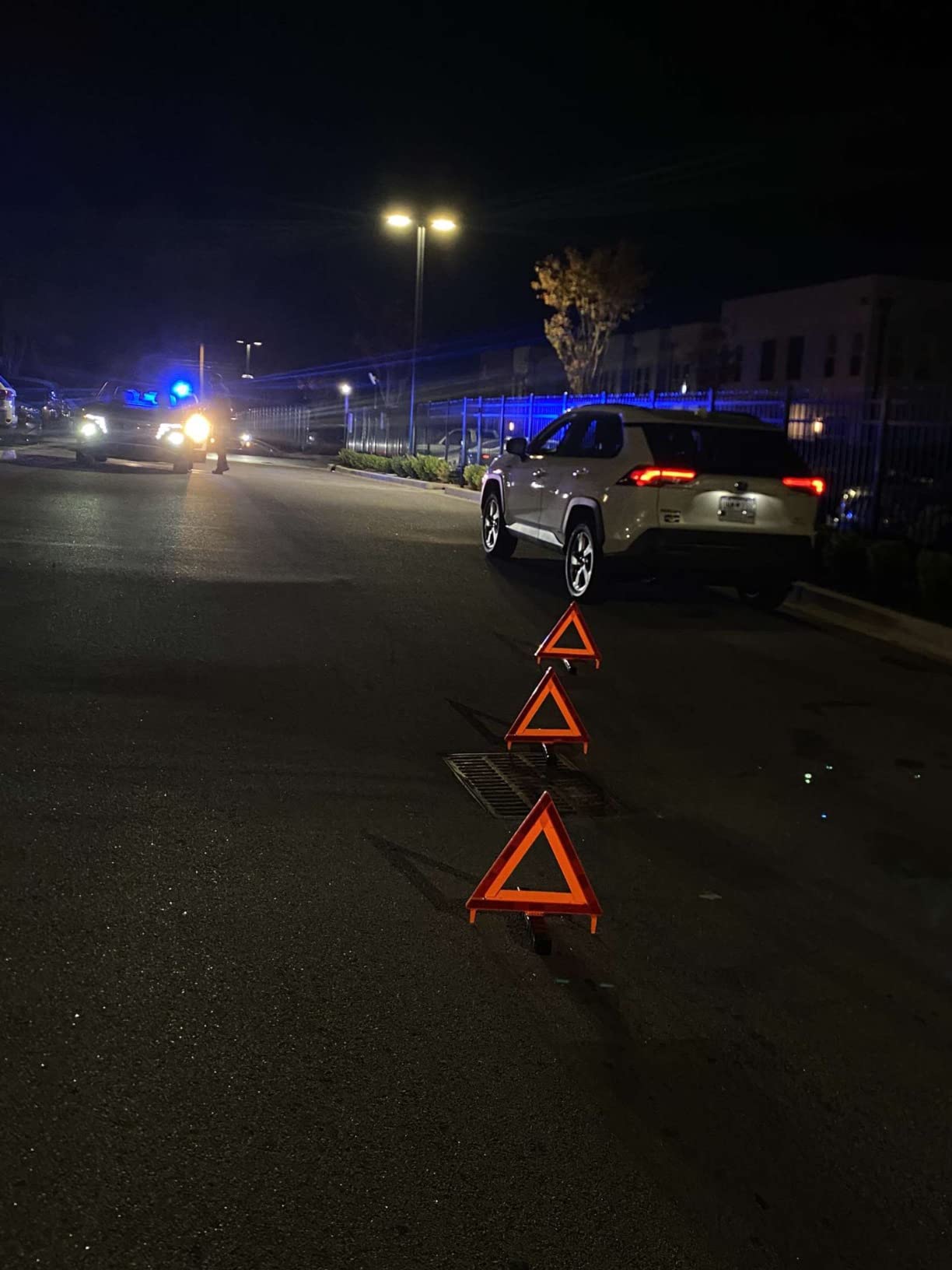 DSV Standard Warning Triangles, Safety Triangles DOT Approved, Plastic, 3 Pack, Reflective Triangles with Heavy Base, FMVSS 571.125 & Carrying Case Included customer photo 2