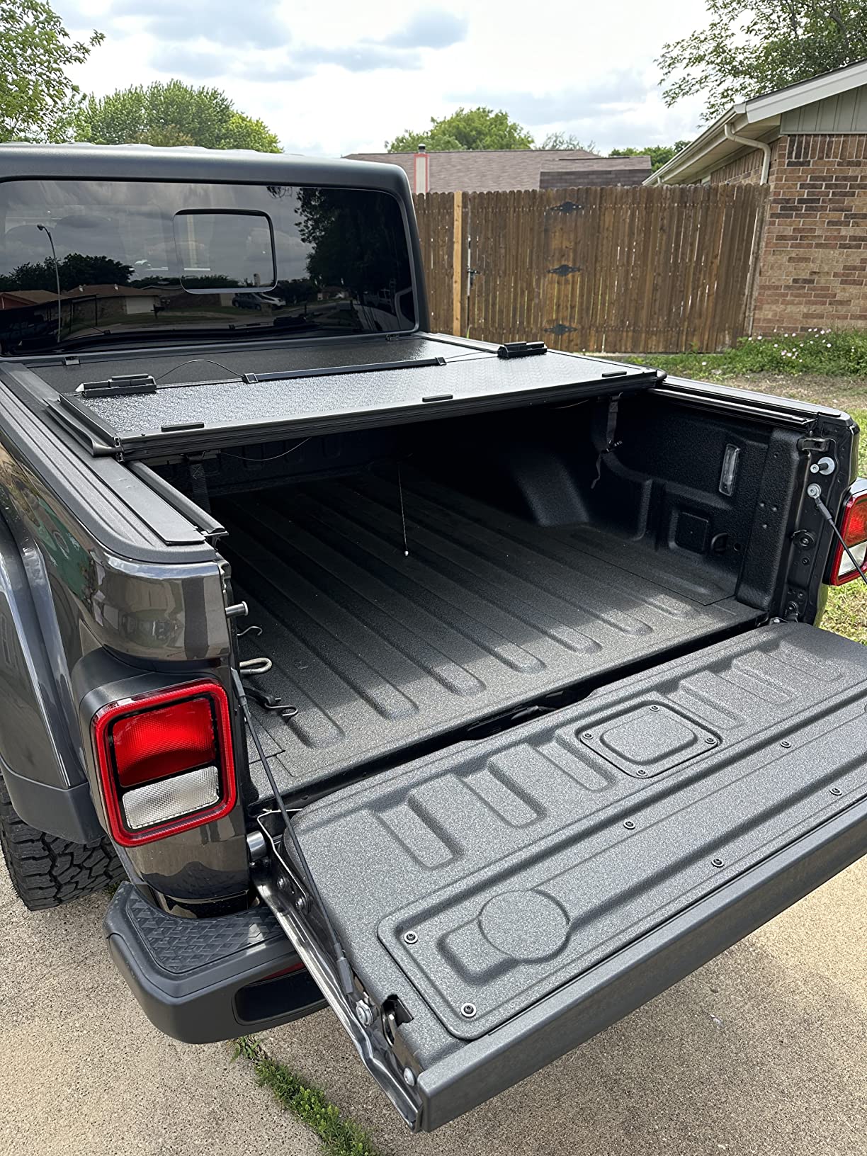 Gator EFX Hard Tri-Fold Truck Bed Tonneau Cover - Secure Cargo Protection - Aircraft-Grade Aluminum Construction - Sleek Low-Profile Tri-Fold Design - Fits 2020-2025 Jeep Gladiator - 5' Bed customer photo 1