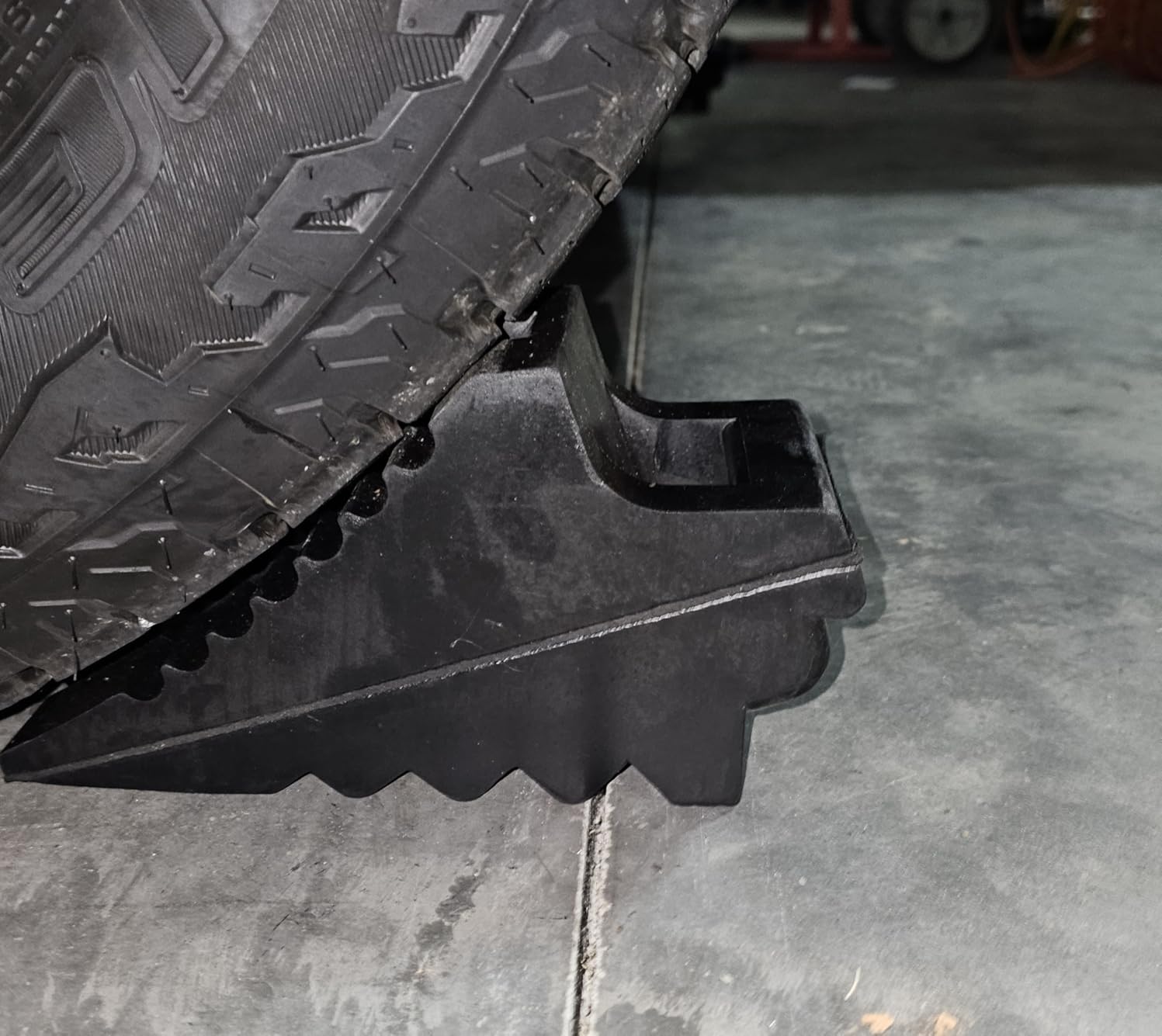 ROBLOCK Solid Rubber Wheel Chocks Heavy Duty Trailer Chock, G.V.W. Up to 4T, 2 Pack Black, 8.6