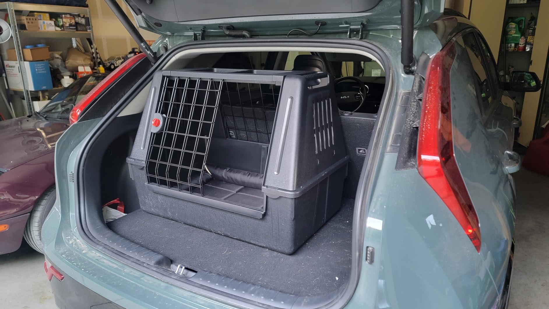 Ferplast Atlas Vehicle SUV Dog Crate, Assembled Car Dog Crate Measures 32L x 20W x 24H & is Ideal for Small to Medium Dog Breeds, Black customer photo 1