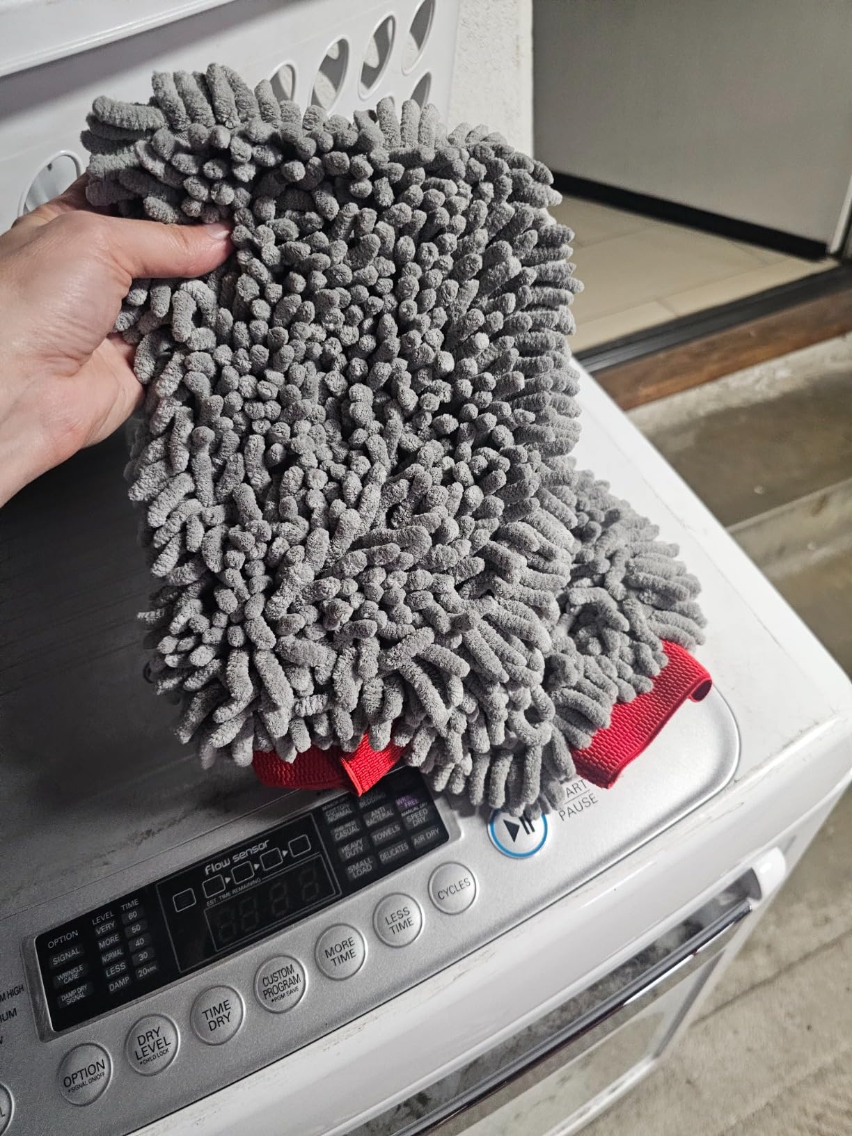 MOTHERS Premium Chenille Car Wash Mitt, Scratch and Lint Free, 2 Pack customer photo 2