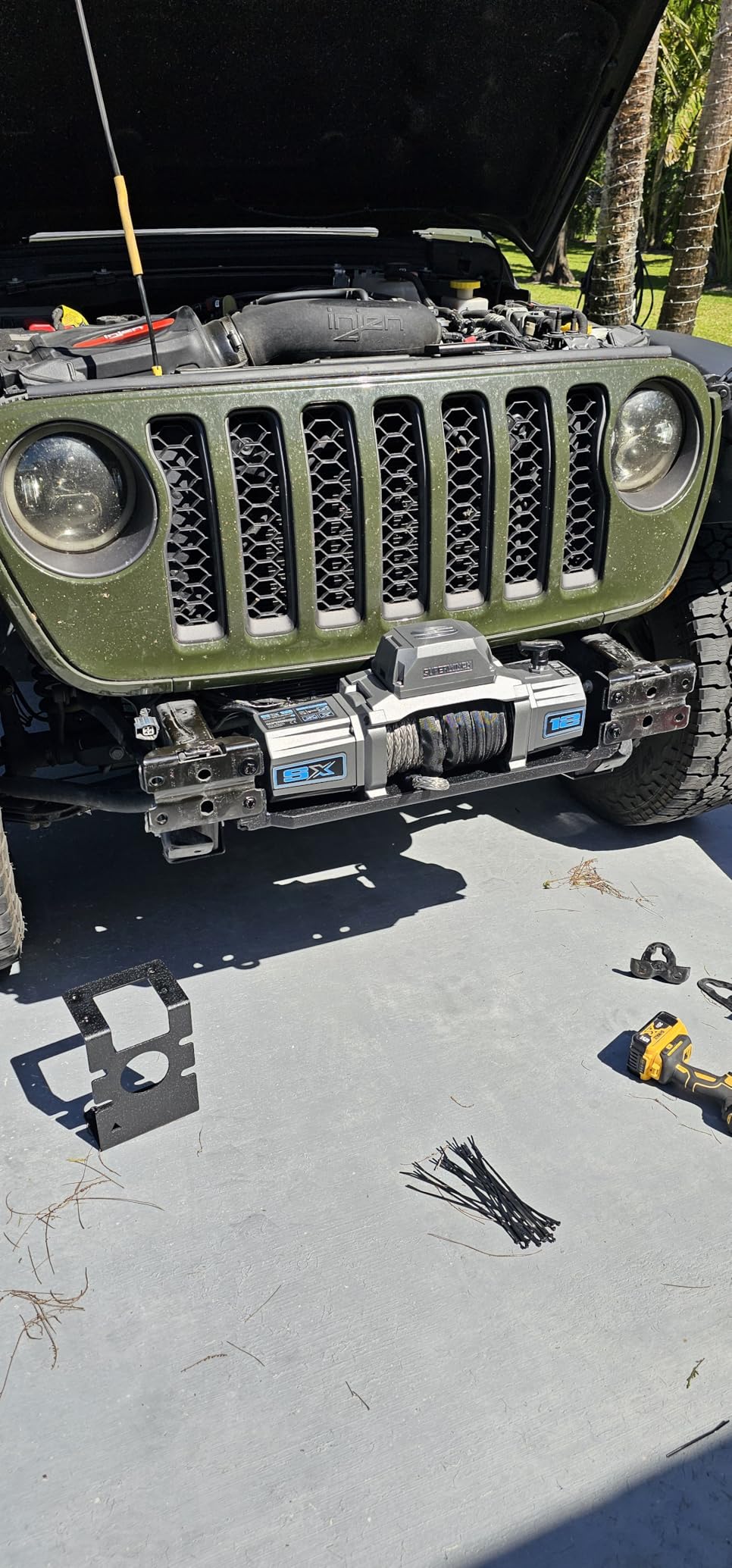 Superwinch 1712201 SX12SR 12V DC Electric Waterproof Recovery Winch 12,000lb/5,443kg Single Line Pull with Hawse Fairlead 3/8in x 85ft Synthetic Rope Corded Handheld and Wireless Remote No-Bind Clutch customer photo 2