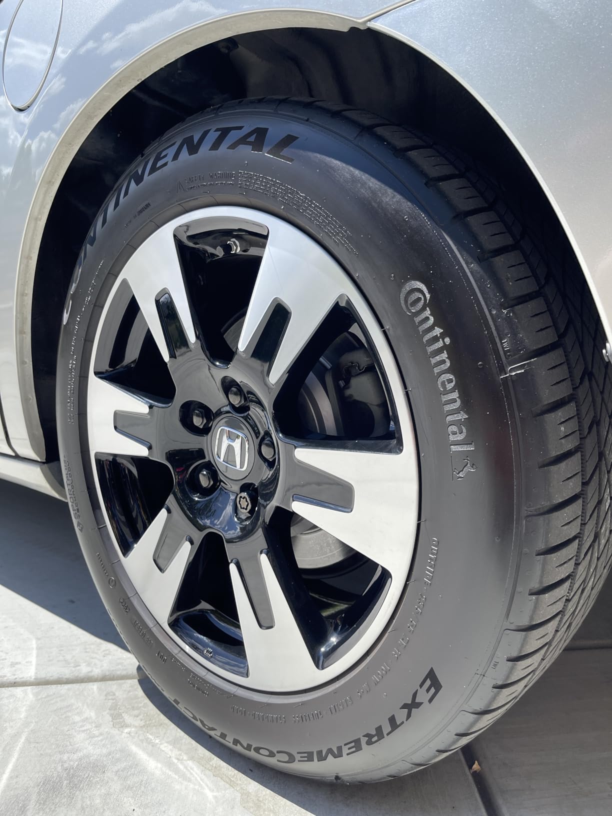 Turtle Wax Hybrid Solutions Graphene Acrylic Tire Shine Spray Coating, Long-Lasting Rich Black Shine, No-Sling, Water-Resistant Tire Dressing with UV and Dirt Repellent Protection, 23oz (Pack of 1) customer photo 2
