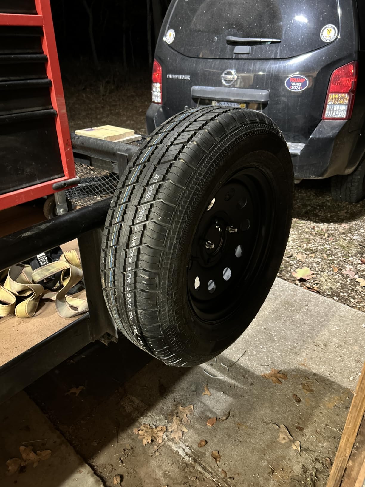 Stake Pocket Spare Tire Carrier,Spare Tire Mount Bracket for Trailer,Powder Coat Steel Black, Fits Most 4 & 5 & 6 & 8 Lugs Wheels on 4, 4.5, 4.75, 5, 5.5,6 or 6.5 Bolt Patterns (4-6.5 Inch) customer photo 1