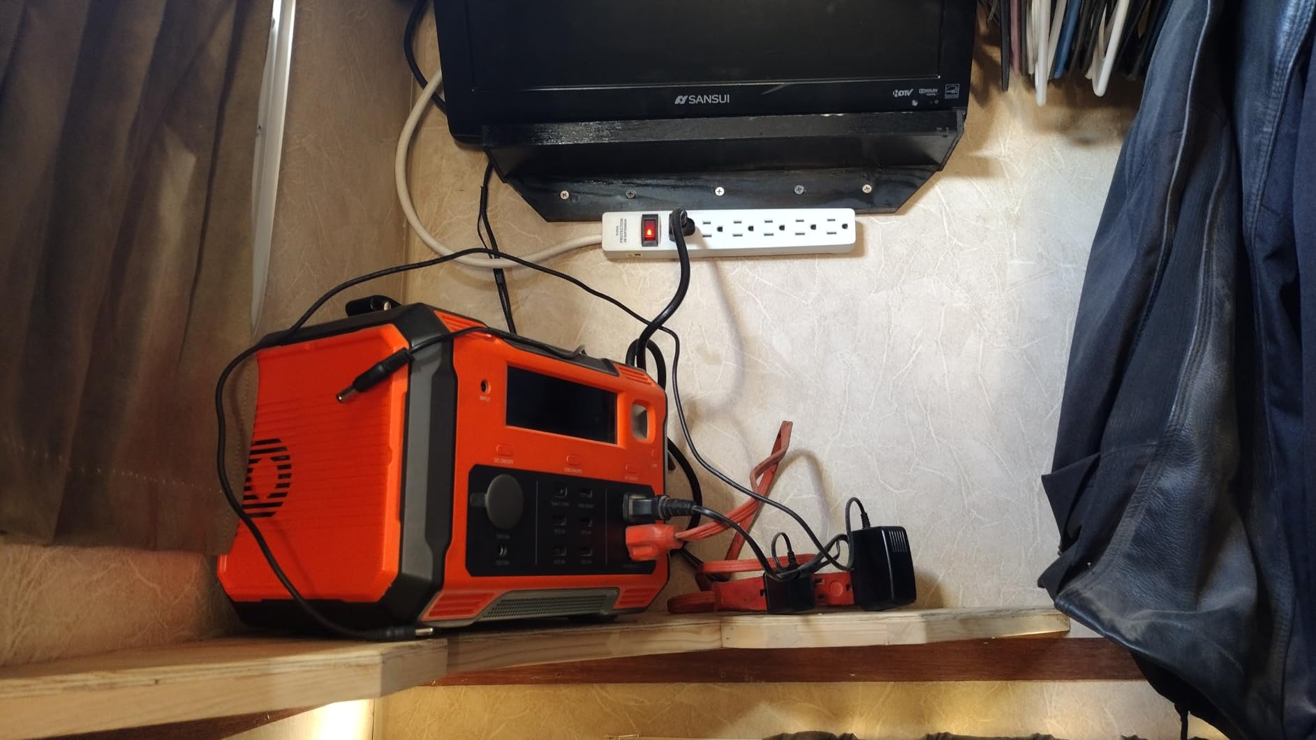 ECO-WORTHY 200 Watts 12 Volt/24 Volt Solar Panel Kit with High Efficiency Monocrystalline Solar Panel and 30A PWM Charge Controller for RV, Camper, Vehicle, Caravan and Other Off Grid Applications customer photo 2