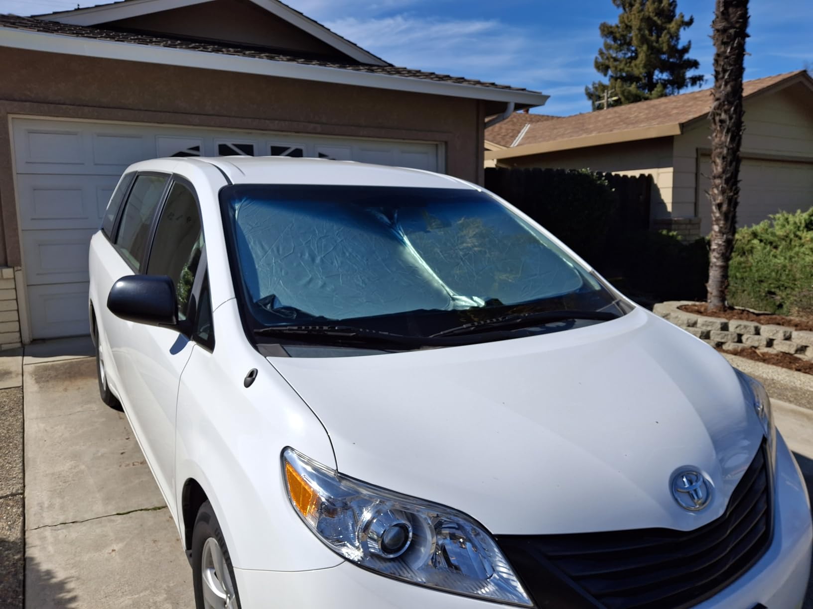 KUST Windshield Sun Shade fit for 2021-2025 Chevrolet Suburban/Chevy Suburban/GMC Yukon XL Accessories, Sun Visor Protector Foldable Blocks UV Rays Keep The Car Cooler customer photo 2