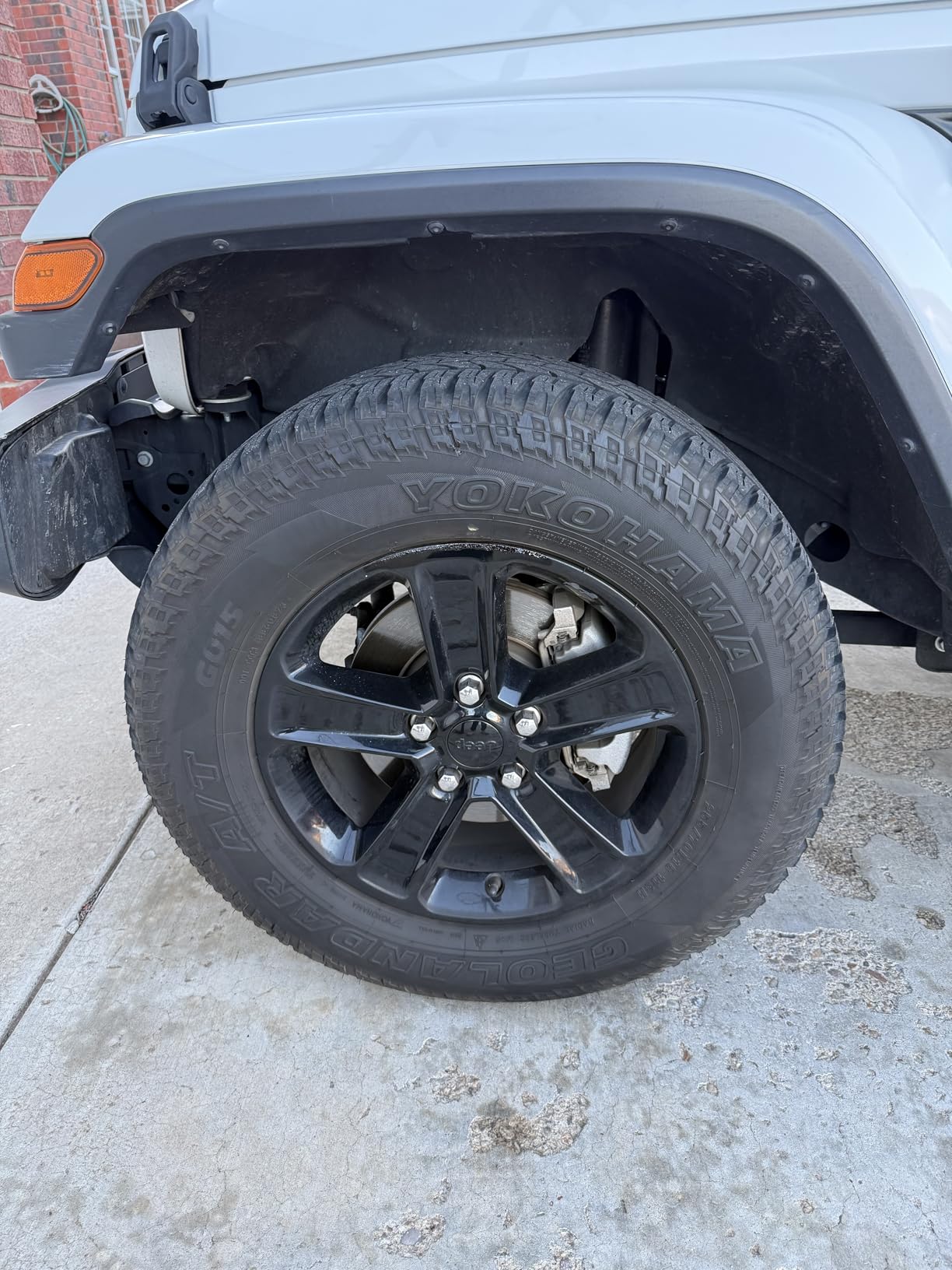 cocomfix Gloss Black Rim Touch Up Paint, Rim Paint Pen, Car Wheel Scratch Repair Kit for Curb Rash & Scratches, Universal Gloss Black Enamel paint for Alloy/Metal rims (1 fl oz) customer photo 1