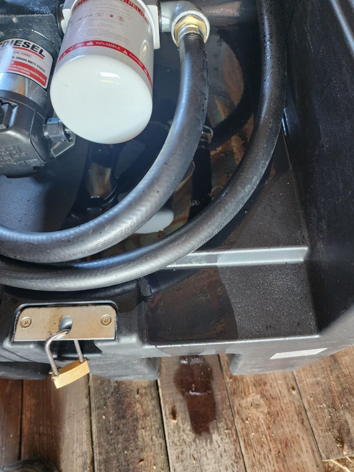 VEVOR Portable Diesel Tank, 58 Gallon Capacity & 10 GPM Flow Rate, Portable Fuel Tank with 12V Electric Transfer Pump and 13.1ft Rubber Hose, PE Diesel Transfer Tank for Easy Fuel Transportation Black customer photo 2