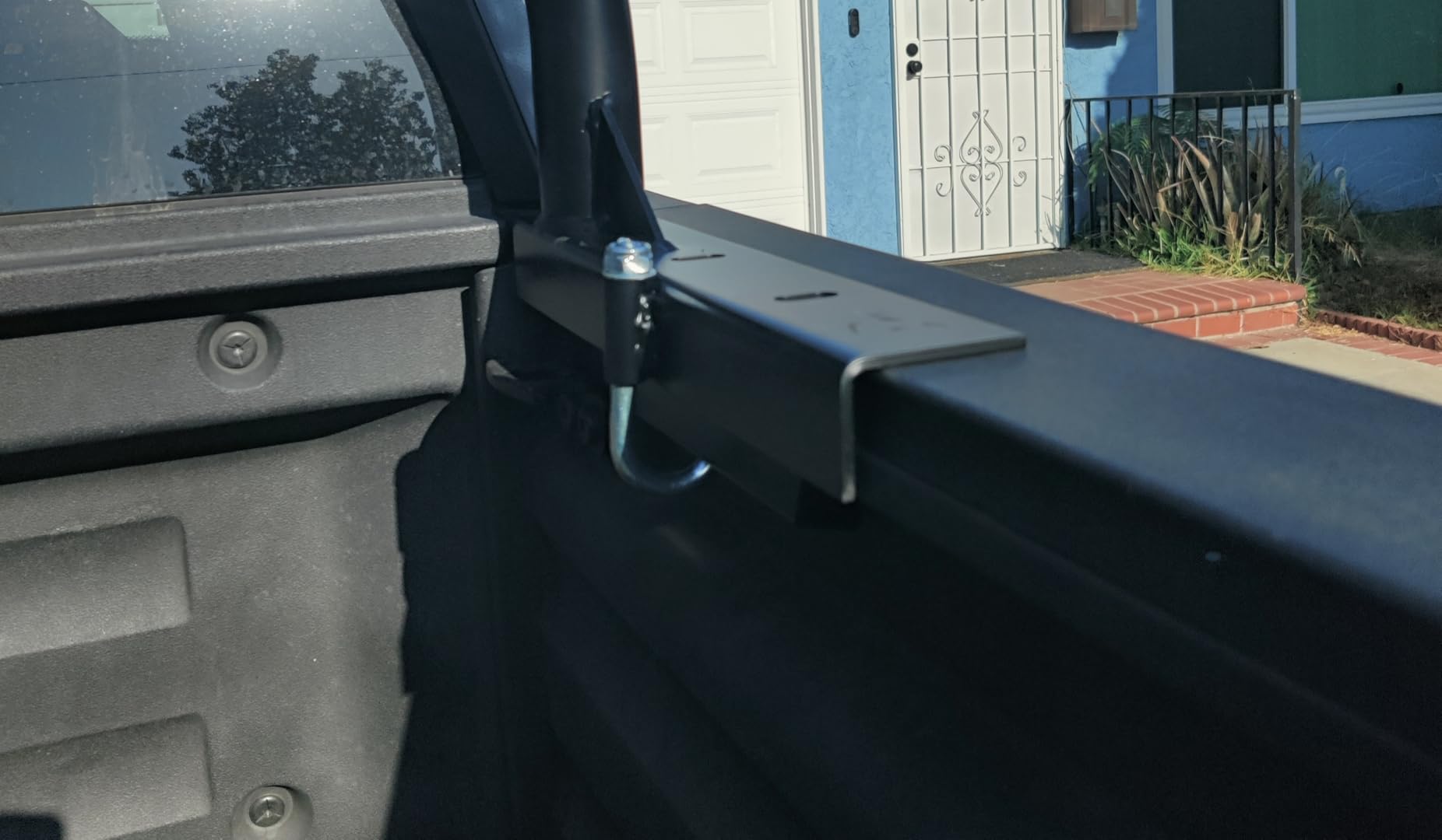 VEVOR Extendable Steel Truck Ladder Rack - 800 lbs Capacity, 46-71 inch, Non-Drilling for Kayak, Surfboard, Lumber, Ladder customer photo 1