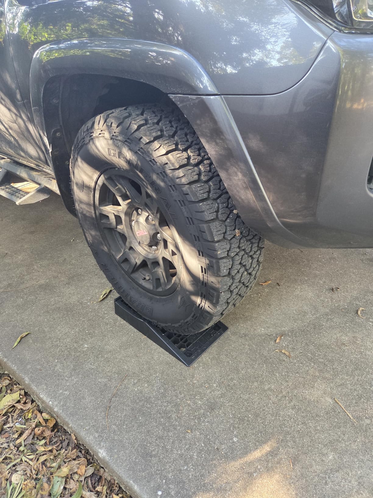 HOXWELL Portable Car Ramps for Oil Changes High Lift, Heavy Duty Low Profile Car Ramps for Jack Support, Vehicle Ramps for Garage, 31.5''x8.1''x4.9'', GVW 10000 LBS, 2PCS customer photo 2