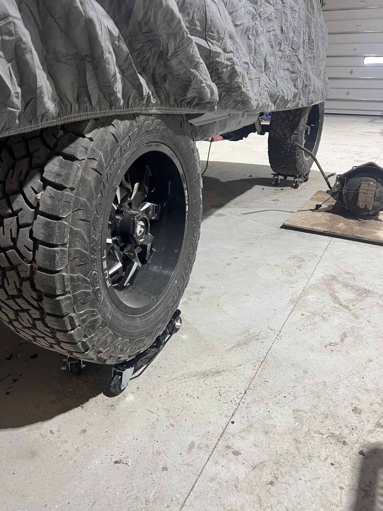 VEVOR Wheel Dolly, 3000 lbs Car Moving Dolly, Wheel Dolly Car Tire Stake Set of 2 Piece, Heavy-Duty Car Tire Dolly Cart Moving Cars, Trucks, Trailers, Motorcycles, and Boats customer photo 1