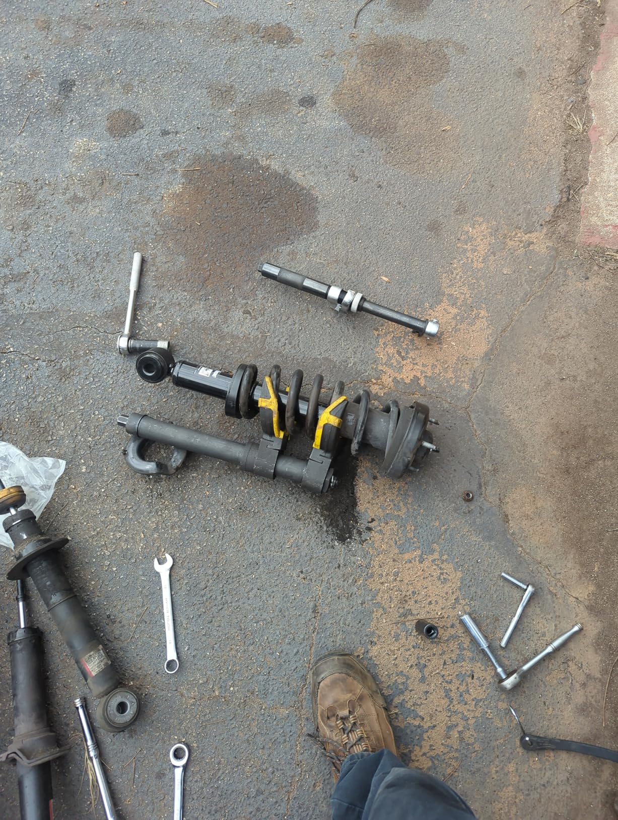 VEVOR Strut Spring Compressor Set, Macpherson Strut Spring Compressor Kit, Interchangeable Fork Strut Coil Extractor Remover Tool, with Yellow Protective Sleeve and Carrying Case customer photo 1