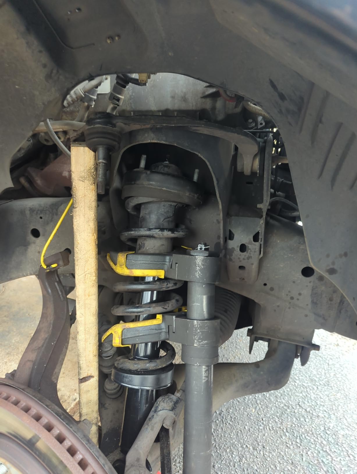 VEVOR Strut Spring Compressor Set, Macpherson Strut Spring Compressor Kit, Interchangeable Fork Strut Coil Extractor Remover Tool, with Yellow Protective Sleeve and Carrying Case customer photo 2