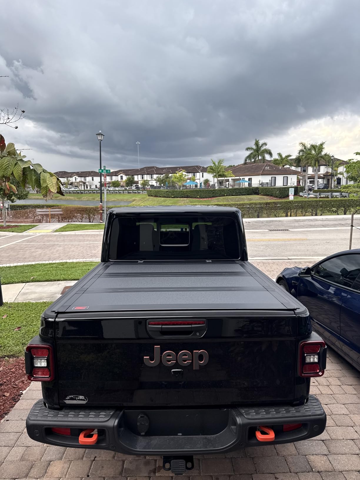Rough Country Hard Tri-Fold Truck Bed Cover, Flip Up Truck Tonneau Covers for Jeep Gladiator JT (2020-2024) - 5ft Jeep Gladiator Bed Cover, Tonneau Cover - 49620500 customer photo 2