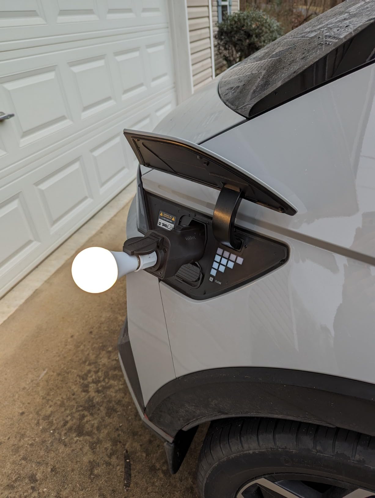 Portable V2L Adapter for Hyundai Ioniq 5 Ioniq 6 Kia EV6 NIRO EV, Vehicle to Load Adapter Discharger EV Accessories, Power Your Devices for Outdoor Camping Tailgating Road Trip customer photo 2