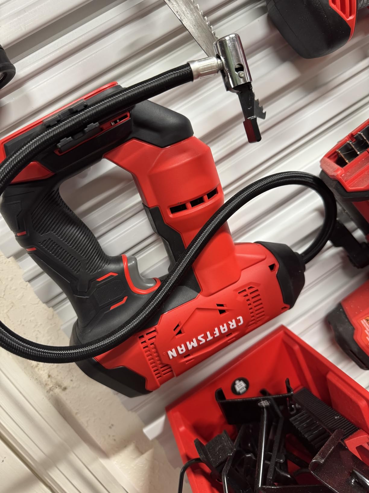 CRAFTSMAN V20 Air Compressor Portable, Cordless Tire Inflator, Up To 150 PSI Tire Pump, with Digital Pressure Gauge, Tool Only (CMCE521B) customer photo 1