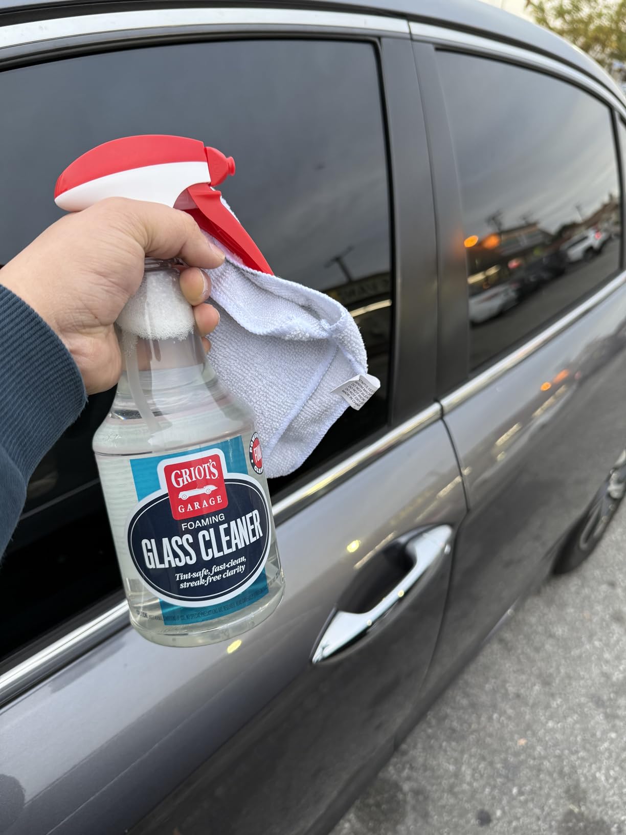Griot's Garage Foaming Glass Cleaner Spray for Car Window, Windshield, Mirror, Tint Safe, No Streak, Dye and Ammonia-Free Formula, 22 Oz, 10891 customer photo 1