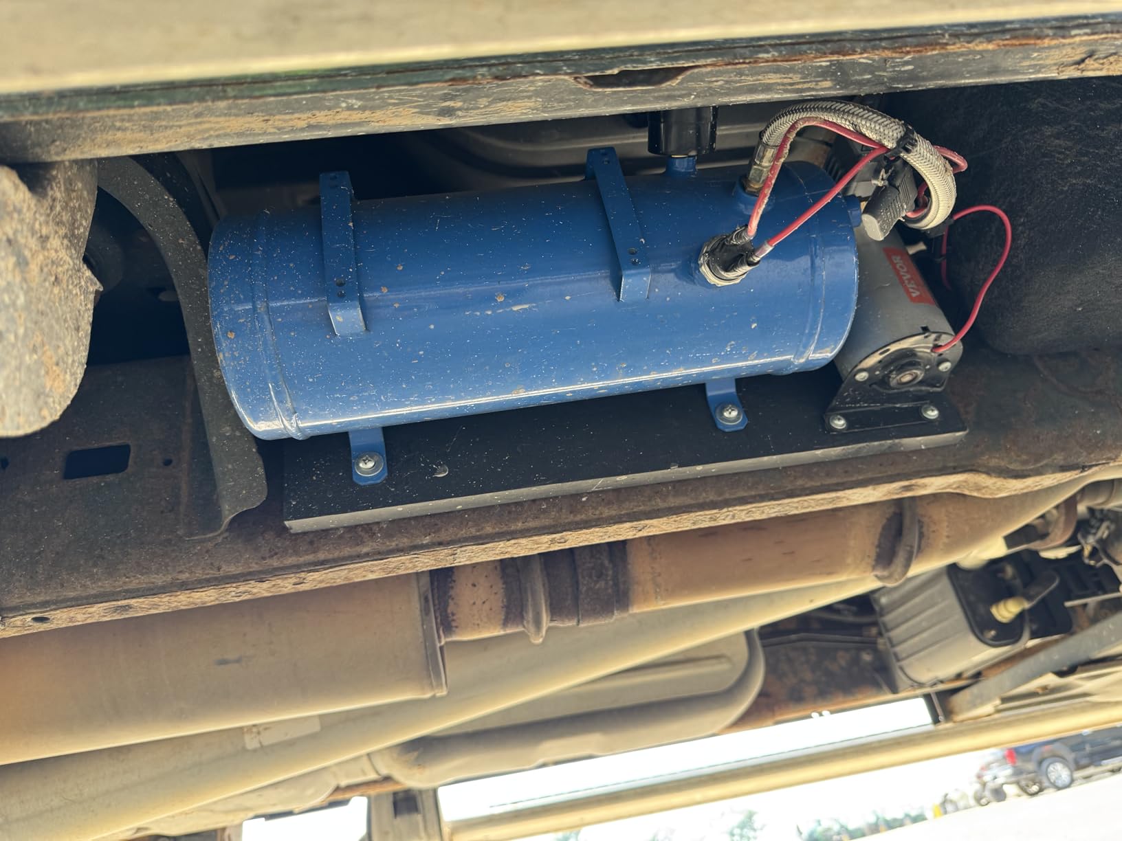 VEVOR 12V Air Compressor with 1.6 Gallon Tank, Train Horn Compressor, 120 psi Working Pressure, Inflating Tires, Air Mattresses customer photo 1